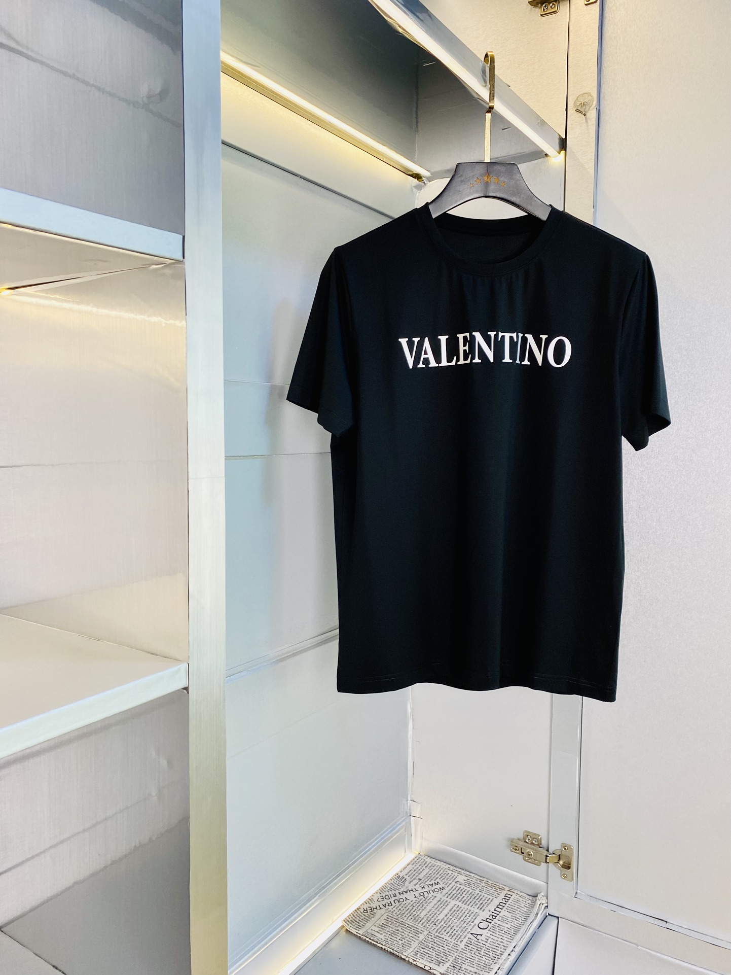 NO:486359,Wear 240 pounds, gospel of fat man, couple model, size M-6XL, Valentino Valentino, original single quality, latest 2025 round neck short-sleeved T-shirt, selected counter customized top-grade double mercerized cotton imported fabric, all details are perfectly 1 to 1 replica, restore the authentic 100% original hardware, high-end customized auxiliary materials, original factory original standard, excellent upper body effect!  , valentino, valentino, T-shirt,tees, t-shirt,alexander wang19860909穿240斤 胖子福音 情侣款 码数M-6XL 华伦天奴Valentino 原单品质 2025最新款 圆领短袖T恤衣服 精选专柜订制顶级双丝光棉进口面料 所有细节做工完美1比1复刻 还原正品百分百 原版五金 高端订制辅料 原厂原标 上身效果超赞！,,valentino,valentino,T-shirt,tees，t-shirt,alexander wang,Men's clothing
