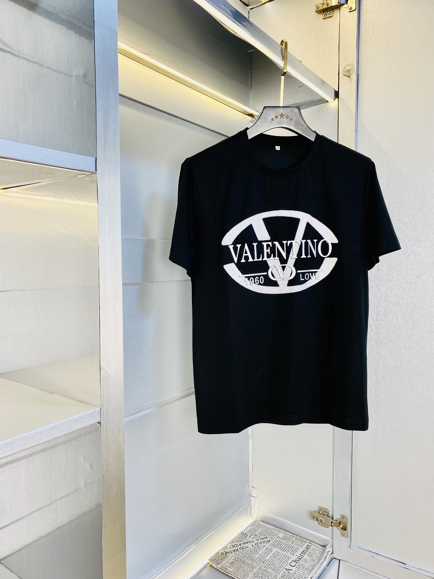 NO:501079,Wear 220 pounds Fatty Gospel Couple model Size M-6XL Valentino Original quality Latest style Round neck short-sleeved T-shirts and clothes Selected counter custom-made top double mercerized cotton imported fabrics All details are perfectly 1 to 1 replica, restore the authentic 100% original hardware High-end customized auxiliary materials Original original mark The upper body effect is super!  , valentino, valentino, T-shirt,tees, t-shirt,alexander wang19860909穿220 斤 胖子福音 情侣款 码数M-6XL 华伦天奴Valentino 原单品质 最新款 圆领短袖T恤衣服 精选专柜订制顶级双丝光棉进口面料 所有细节做工完美1比1复刻 还原正品百分百 原版五金 高端订制辅料 原厂原标 上身效果超赞！,,valentino,valentino,T-shirt,tees，t-shirt,alexander wang,Men's clothing