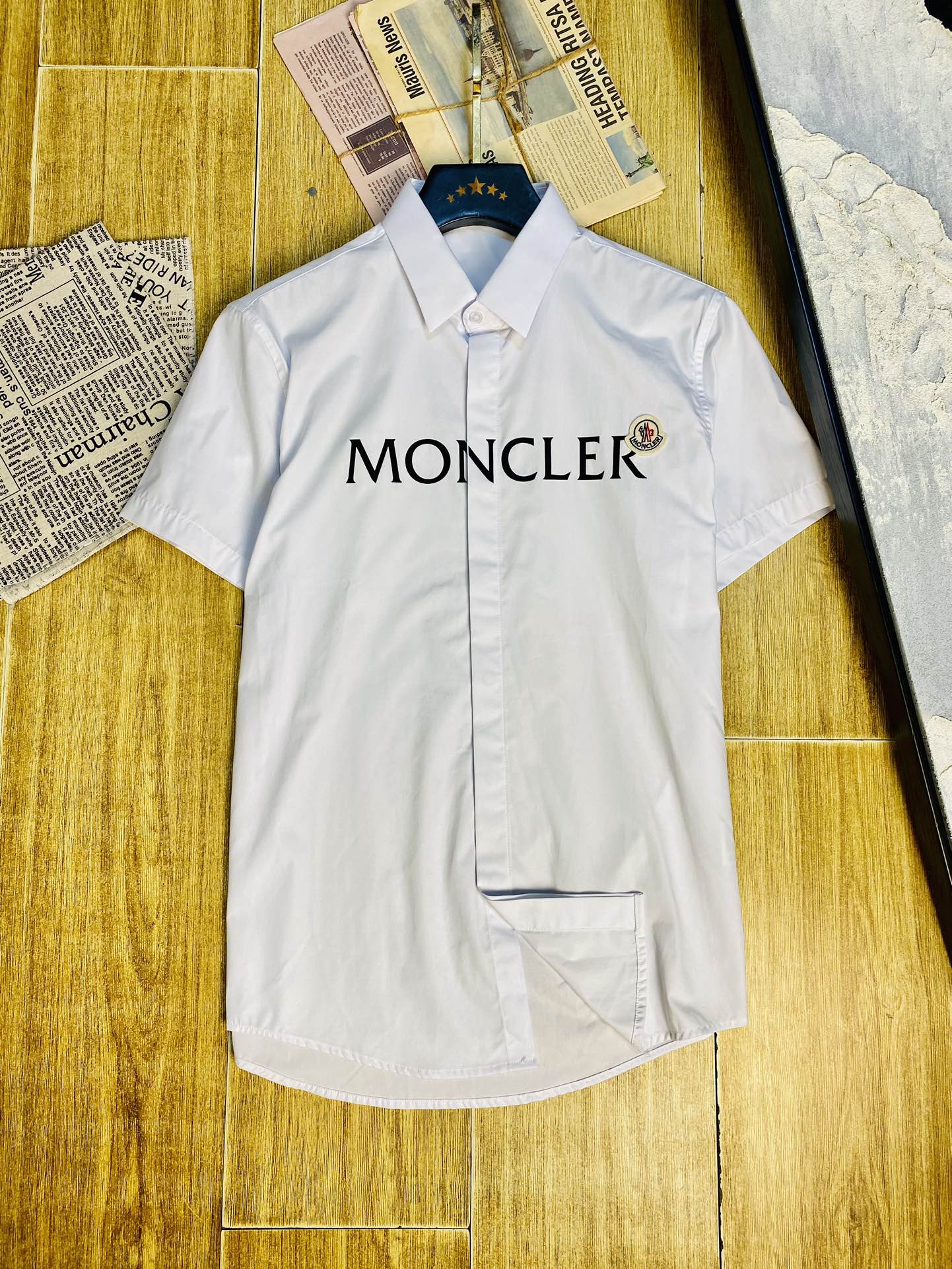 NO:497350,Official website Moncler Original quality Latest short-sleeved shirt Selected counter custom top-grade short-sleeved shirt imported fabrics All details are perfectly 1 to 1 replicate, restore the authentic 100% high-end customized auxiliary materials Original factory original standard The upper body effect is excellent Number of 38-42, Moncler,shirts,T-shirt,alexander wang19860909官网款 蒙口Moncler 原单品质 最新款短袖衬衫 精选专柜订制顶级短袖衬衣进口面料 所有细节做工完美1比1复刻 还原正品百分百 高端订制辅料 原厂原标 上身效果超赞 码数38-42,,Moncler,shirts,T-shirt,alexander wang,Men's clothing