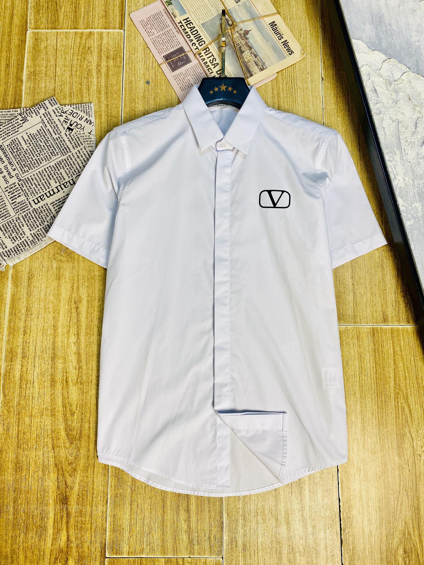 NO:497357,Official website Valentino Valentino Original quality Latest short-sleeved shirt Selected counter custom top short-sleeved shirt imported fabric All details are perfectly 1 to 1 replicate, restore the authentic 100% high-end customized auxiliary materials Original factory original standard The upper body effect is excellent Number of 38-42, valentino, valentino, Shirts, T-shirt, alexander wang19860909官网款 华伦天奴Valentino 原单品质 最新款短袖衬衫 精选专柜订制顶级短袖衬衣进口面料 所有细节做工完美1比1复刻 还原正品百分百 高端订制辅料 原厂原标 上身效果超赞 码数38-42,,valentino,valentino,shirts,T-shirt,alexander wang,Men's clothing