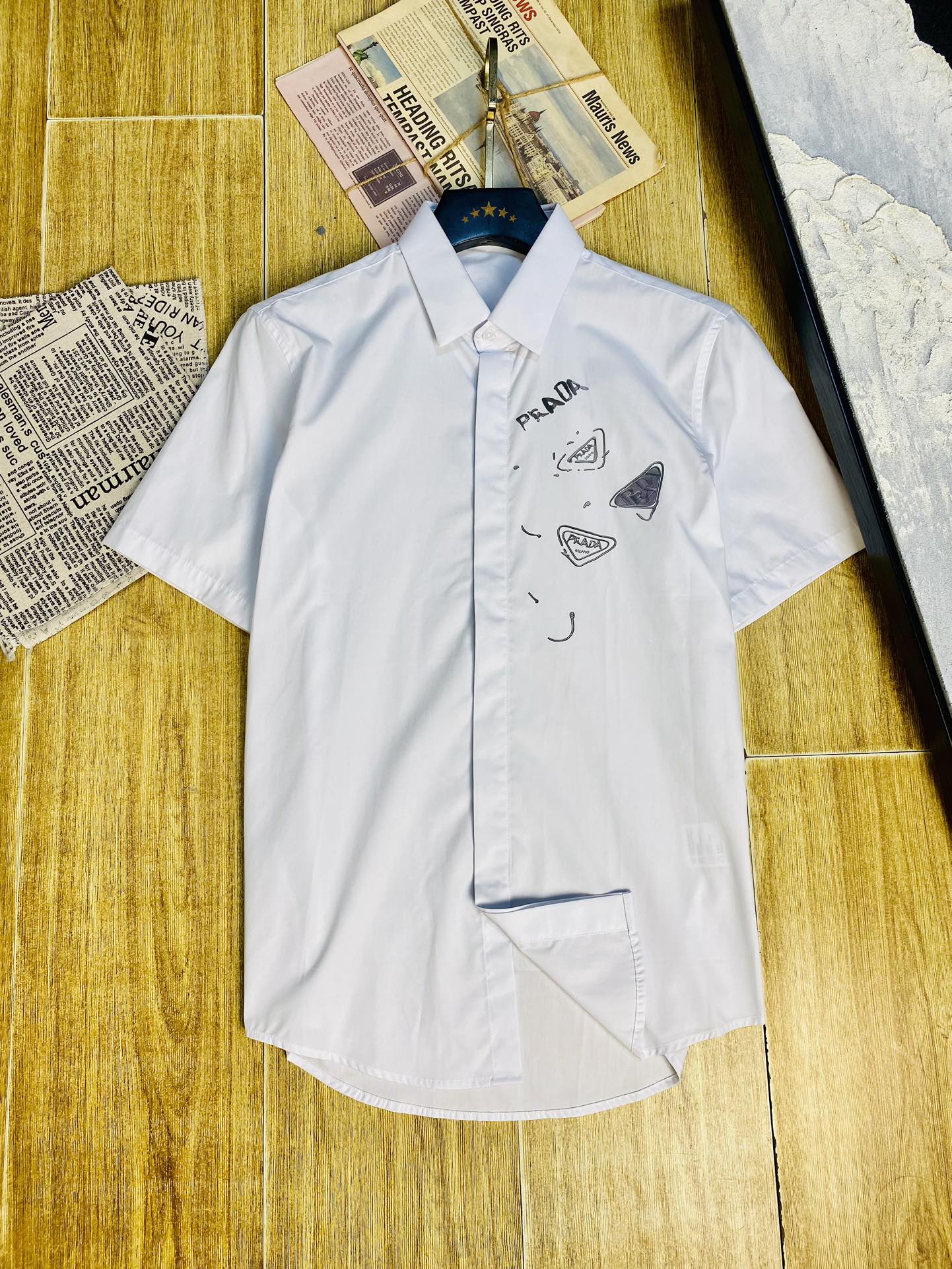 NO:497176,Official website Prada Prada original single quality latest short-sleeved shirt selected counter custom top short-sleeved shirt imported fabrics All details are perfectly 1 to 1 replicate, restore the authentic 100% high-end customized auxiliary materials Original factory original standard The upper body effect is excellent Number of 38-42,,prada,prada,shirts,T-shirt,alexander wang19860909官网款 普拉达Prada 原单品质 最新款短袖衬衫 精选专柜订制顶级短袖衬衣进口面料 所有细节做工完美1比1复刻 还原正品百分百 高端订制辅料 原厂原标 上身效果超赞 码数38-42,,prada,prada,shirts,T-shirt,alexander wang,Men's clothing