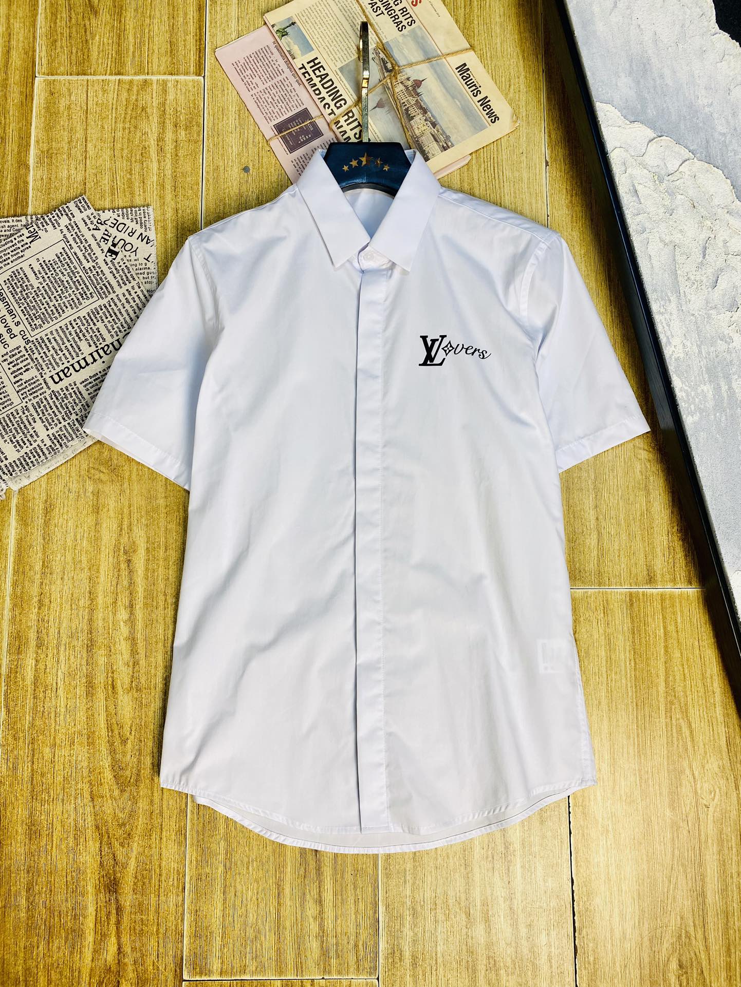 NO:497182,Official website model Louis Vuitton Lv original single quality Latest short-sleeved shirt Selected counter custom top-grade short-sleeved shirt imported fabric All details are perfectly 1 to 1 replica Restore authentic 100% high-end customized auxiliary materials Original factory original standard The upper body effect is excellent Number of 38-42,,louis vuitton,louis vuitton,shirts,T-shirt,alexander wang19860909官网款 路易威登Lv 原单品质 最新款短袖衬衫 精选专柜订制顶级短袖衬衣进口面料 所有细节做工完美1比1复刻 还原正品百分百 高端订制辅料 原厂原标 上身效果超赞 码数38-42,,louis vuitton,louis vuitton,shirts,T-shirt,alexander wang,Men's clothing