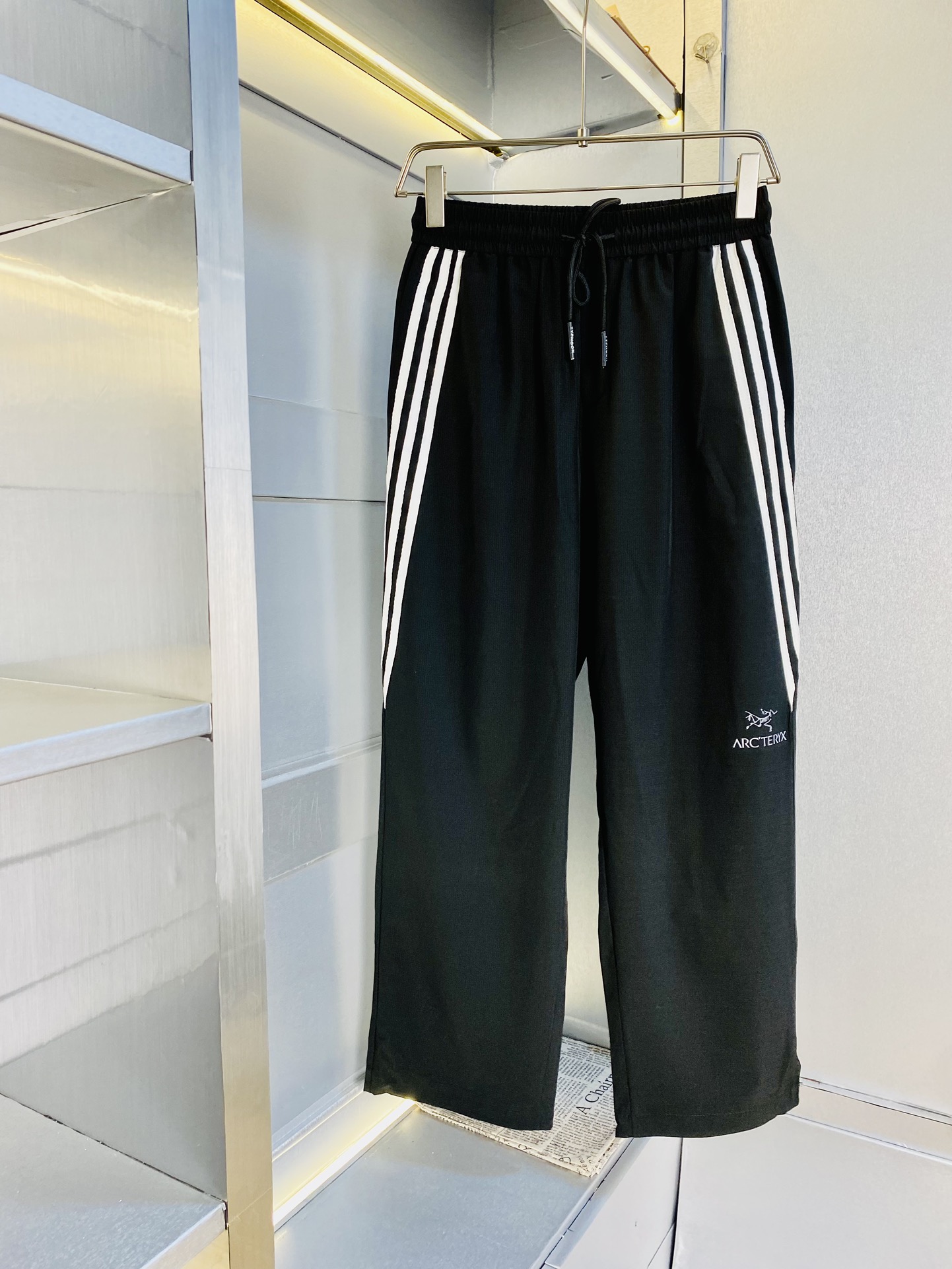 NO:497188,The original official website is available for wearable Archaeopteryx. Simple and fashionable. Summer summer casual pants, wardrobe elastic pants, straight trousers, trousers, sports pants, wide-leg pants, very comfortable to wear, low-key and luxurious, very classy when worn, and there is no need to say much about the style and cutting of the pants. The upper body is exquisite and vivid. The truly first-class material. The truly palace-level casual pants, elastic pants, are made of Turkish cotton, produce the most famous tannin cloth. The quality is excellent, and the pants are soft after heavy washing!  Straight-footed style, not picky, absolutely stylish, expert design, extremely luxurious. Number of codes: L-4XL, arc'teryx, alexander wang19860909官网原单货 可穿斤始祖鸟Arcteryx 简约时尚 夏季夏款休闲裤卫裤松紧裤直筒裤长裤运动裤阔腿裤身穿着非常舒适 低调不失奢华 穿出去非常有档次,裤型款式和裁剪亦无需多言 上身精致跃然.真正一等一顶级质料 真正殿堂级的休闲裤松紧裤,选用土耳其的棉花 生产出最有名的单宁布 品质卓然,经过重水洗使得裤子很柔软！直脚的版型 不挑人 上身绝对的有型 达人设计 极度奢华.码数:L-4XL,arc'teryx,alexander wang,Men's clothing