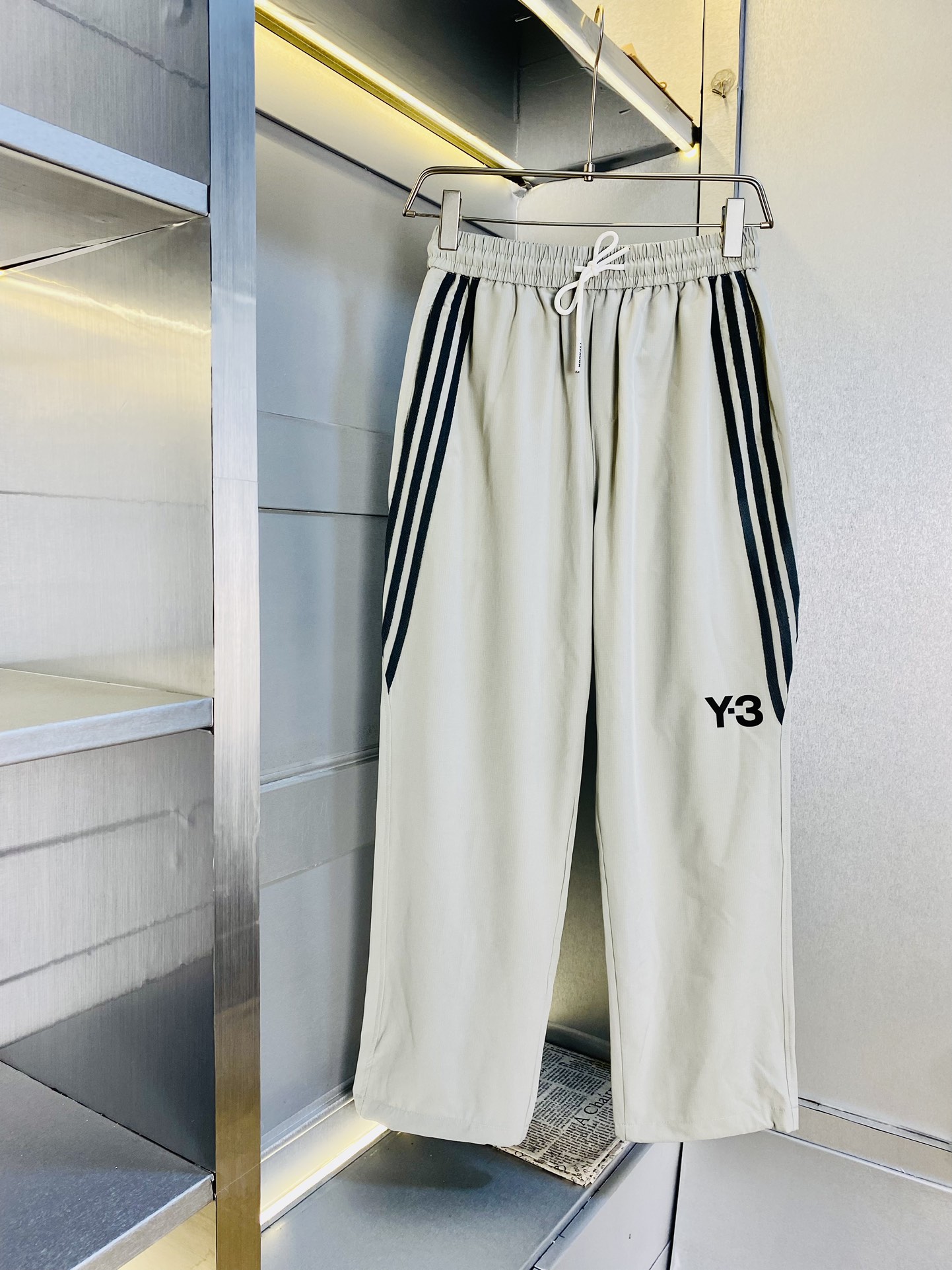 NO:497193,The original official website is available for wearing Y-3 y3. Simple and fashionable. Summer summer casual pants, wardrobe elastic pants, straight trousers, trousers, sports pants, wide-leg pants, very comfortable to wear, low-key and luxurious, very classy when worn, and there is no need to say much about the style and cutting of the pants. The upper body is exquisite and vivid. The truly first-class material. The truly palace-level casual pants, elastic pants, are made of Turkey's cotton, produce the most famous tannin cloth. The quality is excellent, and the pants are soft after heavy washing!  Straight-footed style, not picky, absolutely stylish, expert design, extremely luxurious. Number of sizes: L-4XL, alexander wang19860909官网原单货 可穿斤Y-3 y3简约时尚 夏季夏款休闲裤卫裤松紧裤直筒裤长裤运动裤阔腿裤身穿着非常舒适 低调不失奢华 穿出去非常有档次,裤型款式和裁剪亦无需多言 上身精致跃然.真正一等一顶级质料 真正殿堂级的休闲裤松紧裤,选用土耳其的棉花 生产出最有名的单宁布 品质卓然,经过重水洗使得裤子很柔软！直脚的版型 不挑人 上身绝对的有型 达人设计 极度奢华.码数:L-4XL,,alexander wang,Men's clothing