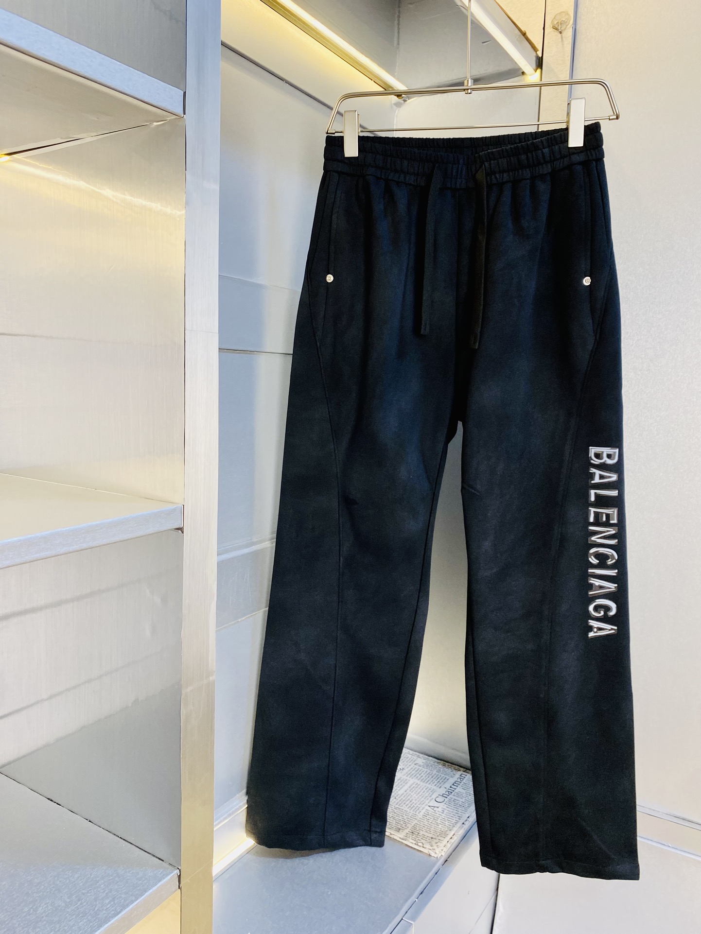 NO:511602,The original official website can wear 200 kilograms of Balenciaga. Simple and fashionable casual pants, wardrobe elastic pants, straight trousers, trousers, sports pants, wide-leg pants, very comfortable to wear, low-key and luxurious, very classy when worn, and there is no need to say much about the style and cutting of the pants. The upper body is exquisite and vivid. The truly first-class quality is the real-class casual pants, elastic pants, and the choice of Turkish cotton to produce the most famous tannin cloth. The quality is excellent, and the pants are soft after heavy washing!  Straight-footed style, not picky, absolutely stylish, expert design, extremely luxurious. Number of sizes: 28-36,,balenciaga,balenciaga,alexander wang19860909官网原单货 可穿200斤巴黎世家Balenciaga 简约时尚 休闲裤卫裤松紧裤直筒裤长裤运动裤阔腿裤身穿着非常舒适 低调不失奢华 穿出去非常有档次,裤型款式和裁剪亦无需多言 上身精致跃然.真正一等一顶级质料 真正殿堂级的休闲裤松紧裤,选用土耳其的棉花 生产出最有名的单宁布 品质卓然,经过重水洗使得裤子很柔软！直脚的版型 不挑人 上身绝对的有型 达人设计 极度奢华.码数:28-36,,balenciaga,balenciaga,alexander wang,Men's clothing