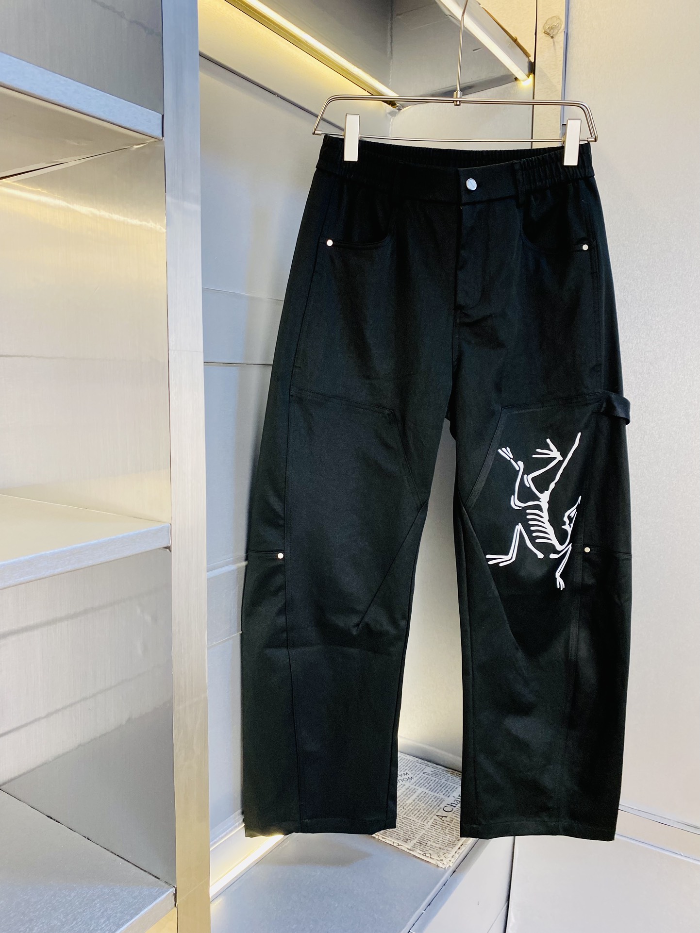 NO:511606,The original official website can wear 200 kilograms of Archaeopteryx. Simple and fashionable casual pants, wardrobe elastic pants, straight trousers, trousers, sports pants, wide-leg pants, very comfortable to wear, low-key and luxurious, very classy when worn, and there is no need to say much about the trousers and cuts. The upper body is exquisite and vivid. The truly first-class material. The truly palace-level casual pants, elastic pants, are made of Turkish cotton, produce the most famous tannin cloth. The quality is excellent, and the pants are soft after heavy washing!  Straight-footed style, not picky, absolutely stylish, expert design, extremely luxurious. Number of codes: 28-36, arc'teryx, alexander wang19860909官网原单货 可穿200斤始祖鸟Arcteryx 简约时尚 休闲裤卫裤松紧裤直筒裤长裤运动裤阔腿裤身穿着非常舒适 低调不失奢华 穿出去非常有档次,裤型款式和裁剪亦无需多言 上身精致跃然.真正一等一顶级质料 真正殿堂级的休闲裤松紧裤,选用土耳其的棉花 生产出最有名的单宁布 品质卓然,经过重水洗使得裤子很柔软！直脚的版型 不挑人 上身绝对的有型 达人设计 极度奢华.码数:28-36,arc'teryx,alexander wang,Men's clothing