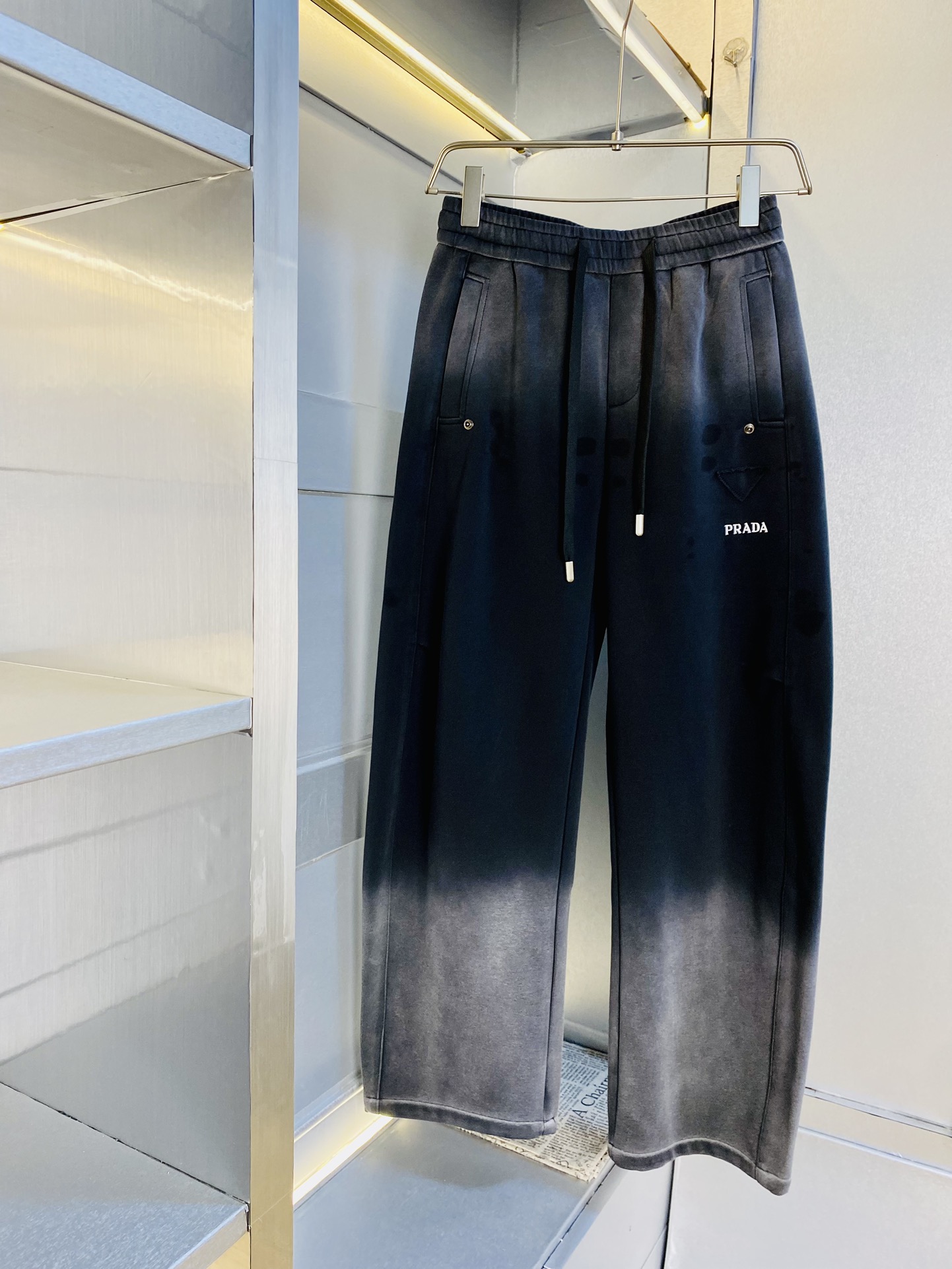 NO:511608,The original official website can wear 200 kilograms Prada Prada Simple and fashionable casual pants, wardrobe elastic pants, straight trousers, trousers, sports pants, wide-leg pants, very comfortable to wear, low-key and luxurious, very classy when worn, and there is no need to say much about the style and cutting of the pants. The upper body is exquisite and vivid. The truly first-class material. The truly palace-grade casual pants elastic pants are made of Turkish cotton and produce the most famous tannin cloth. The quality is excellent, and the pants are soft after heavy washing!  Straight-footed style, not picky, absolutely stylish, expert design, extremely luxurious. Number of codes: 28-36,,prada,prada,alexander wang19860909官网原单货 可穿200斤普拉达Prada 简约时尚 休闲裤卫裤松紧裤直筒裤长裤运动裤阔腿裤身穿着非常舒适 低调不失奢华 穿出去非常有档次,裤型款式和裁剪亦无需多言 上身精致跃然.真正一等一顶级质料 真正殿堂级的休闲裤松紧裤,选用土耳其的棉花 生产出最有名的单宁布 品质卓然,经过重水洗使得裤子很柔软！直脚的版型 不挑人 上身绝对的有型 达人设计 极度奢华.码数:28-36,,prada,prada,alexander wang,Men's clothing