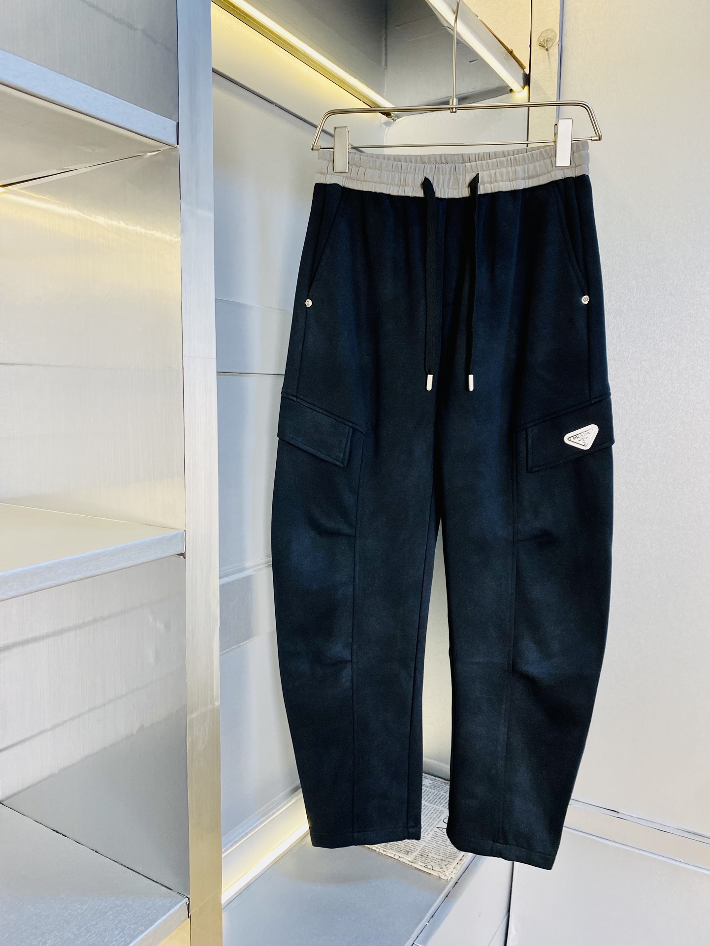 NO:509824,The original official website can wear 200 kilograms Prada Prada Simple and fashionable casual pants, wardrobe elastic pants, straight trousers, trousers, sports pants, wide-leg pants, very comfortable to wear, low-key and luxurious, very classy when worn, and there is no need to say much about the style and cutting of the pants. The upper body is exquisite and vivid. The truly first-class material. The truly palace-grade casual pants elastic pants are made of Turkish cotton and produce the most famous tannin cloth. The quality is excellent, and the pants are soft after heavy washing!  Straight-footed style, not picky, absolutely stylish, expert design, extremely luxurious. Number of codes: 28-36,,prada,prada,alexander wang19860909官网原单货 可穿200斤普拉达Prada 简约时尚 休闲裤卫裤松紧裤直筒裤长裤运动裤阔腿裤身穿着非常舒适 低调不失奢华 穿出去非常有档次,裤型款式和裁剪亦无需多言 上身精致跃然.真正一等一顶级质料 真正殿堂级的休闲裤松紧裤,选用土耳其的棉花 生产出最有名的单宁布 品质卓然,经过重水洗使得裤子很柔软！直脚的版型 不挑人 上身绝对的有型 达人设计 极度奢华.码数:28-36,,prada,prada,alexander wang,Men's clothing