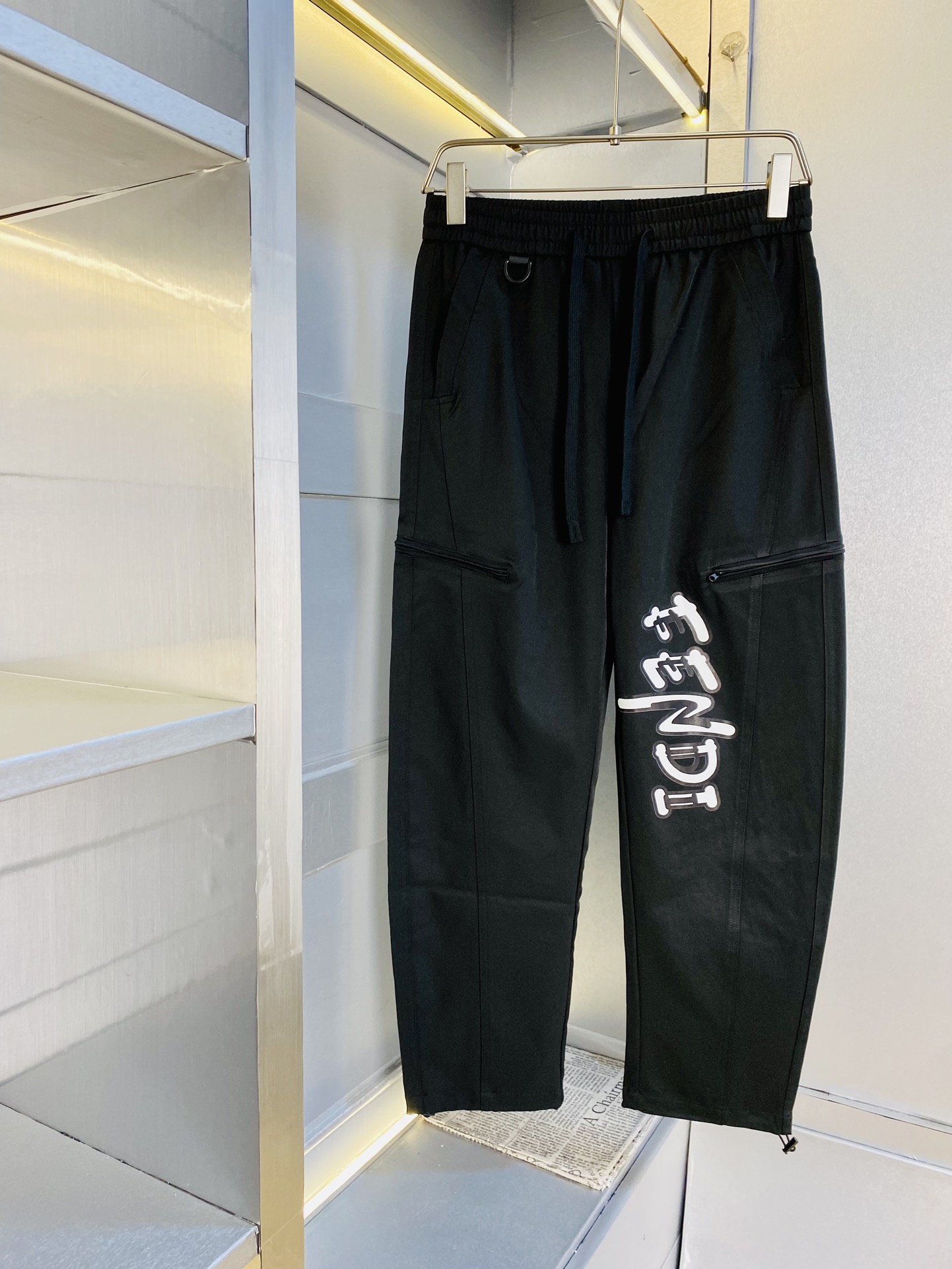 NO:509825,The original official website can wear 200 kilograms Fendi Fendi Simple and fashionable casual pants, wardrobe elastic pants, straight trousers, trousers, wide-leg pants, very comfortable to wear, low-key and luxurious, very classy when worn, and there is no need to say much about the style and cutting of the pants. The upper body is exquisite and vivid. The truly first-class material. The truly palace-grade casual pants elastic pants are made of Turkish cotton to produce the most famous tannin cloth. The quality is excellent, and the pants are soft after heavy washing!  Straight-footed style, not picky, absolutely stylish, expert design, extremely luxurious. Number of sizes: 28-36,,fendi,fendi,alexander wang19860909官网原单货 可穿200斤芬迪Fendi 简约时尚 休闲裤卫裤松紧裤直筒裤长裤运动裤阔腿裤身穿着非常舒适 低调不失奢华 穿出去非常有档次,裤型款式和裁剪亦无需多言 上身精致跃然.真正一等一顶级质料 真正殿堂级的休闲裤松紧裤,选用土耳其的棉花 生产出最有名的单宁布 品质卓然,经过重水洗使得裤子很柔软！直脚的版型 不挑人 上身绝对的有型 达人设计 极度奢华.码数:28-36,,fendi,fendi,alexander wang,Men's clothing