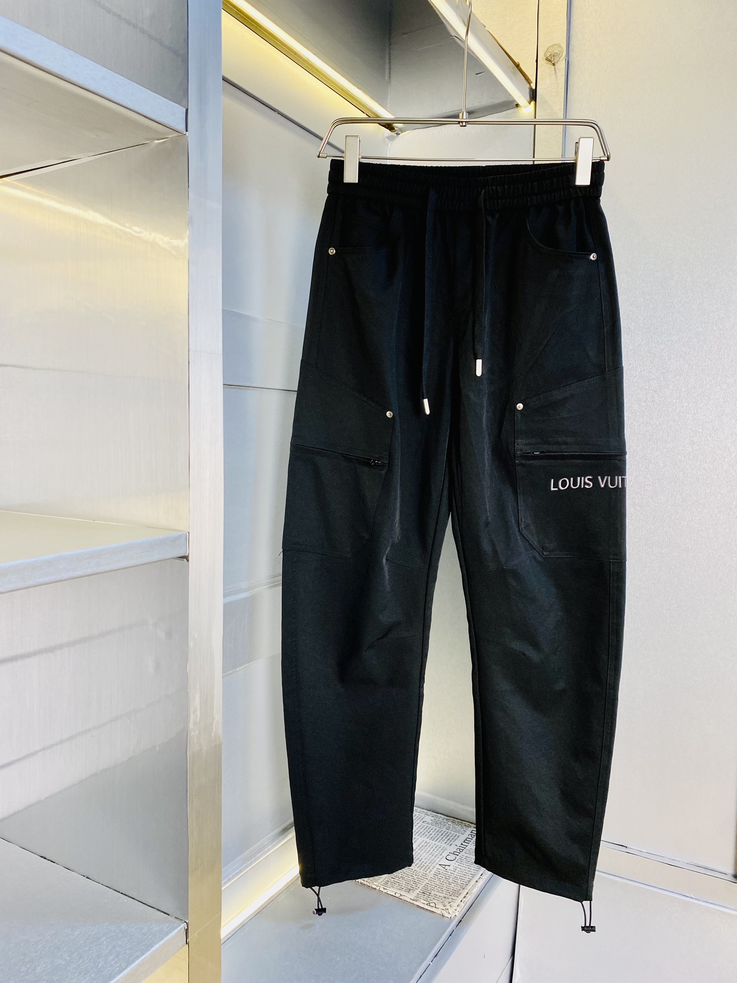 NO:509826,The original official website can wear 200 kilograms of Louis Vuitton Lv. Simple and fashionable casual pants, wardrobe elastic pants, straight trousers, trousers, sports pants, wide-leg pants, very comfortable to wear, low-key and luxurious, very classy when worn, and there is no need to say much about the style and cutting of the pants. The upper body is exquisite and vivid. The truly first-class material. The truly palace-level casual pants, elastic pants, are made of Turkey's cotton, produce the most famous tannin cloth. The quality is excellent, and the pants are soft after heavy washing!  Straight-footed style, not picky, absolutely stylish, expert design, extremely luxurious. Number of codes: 28-36,,louis vuitton,louis vuitton,alexander wang19860909官网原单货 可穿200斤路易威登Lv 简约时尚 休闲裤卫裤松紧裤直筒裤长裤运动裤阔腿裤身穿着非常舒适 低调不失奢华 穿出去非常有档次,裤型款式和裁剪亦无需多言 上身精致跃然.真正一等一顶级质料 真正殿堂级的休闲裤松紧裤,选用土耳其的棉花 生产出最有名的单宁布 品质卓然,经过重水洗使得裤子很柔软！直脚的版型 不挑人 上身绝对的有型 达人设计 极度奢华.码数:28-36,,louis vuitton,louis vuitton,alexander wang,Men's clothing