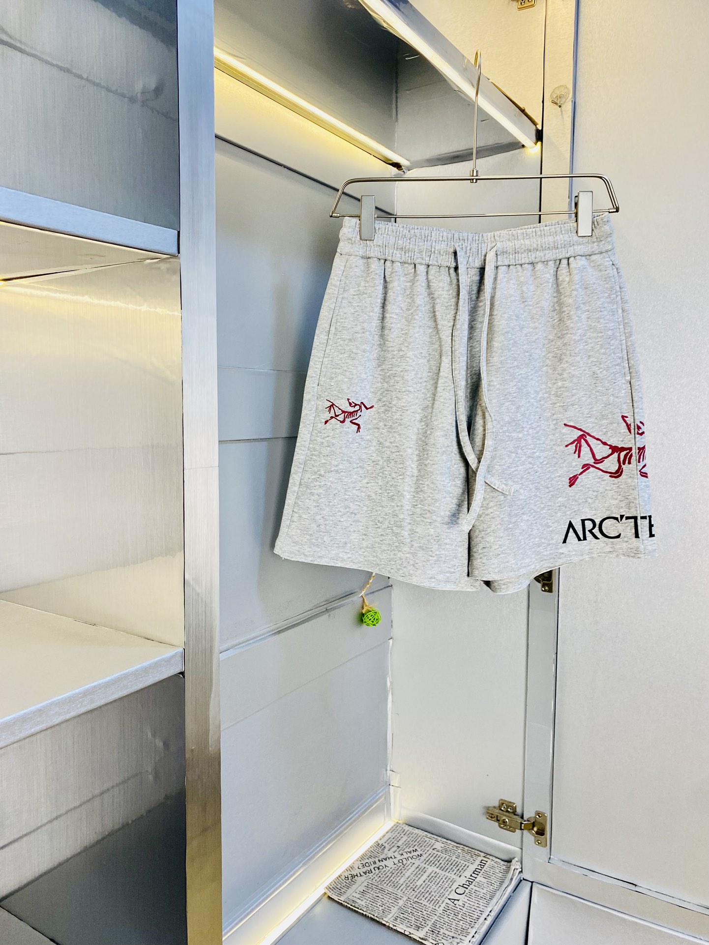 NO:509278,The gospel of Fatty Couple Model 200 pounds to wear. Arcteryx is a big recommendation!  The latest version of the 2025 Spring and Summer Essential Counter Series, shorts, beach pants, five-quarter pants, casual pants, high-end customized original hardware, the upper body effect is super positive, the leg lines are fully demonstrated, and the imported quick-drying fabric is provided by all customers. The texture is tight and delicate, the upper body is very comfortable and stylish, and it is extremely practical and versatile, which is very worth buying!  Requested recommendations from old customers!  Number of codes: M-XXL, arc'teryx, shorts, alexander wang19860909情侣款胖子福音 200斤可穿 始祖鸟Arcteryx 重磅推荐！2025春夏必备专柜系列最新款短裤沙滩裤五分裤休闲裤高端订制原版五金 上身效果超正,腿部线条完全得到彰显,全客供进口速干面料 纹理 紧致细腻,上身非常舒适有型,而且极为实穿百搭,非常值得入手！老客户必收推荐！ 码数:M-XXL,arc'teryx,shorts,alexander wang,Men's clothing