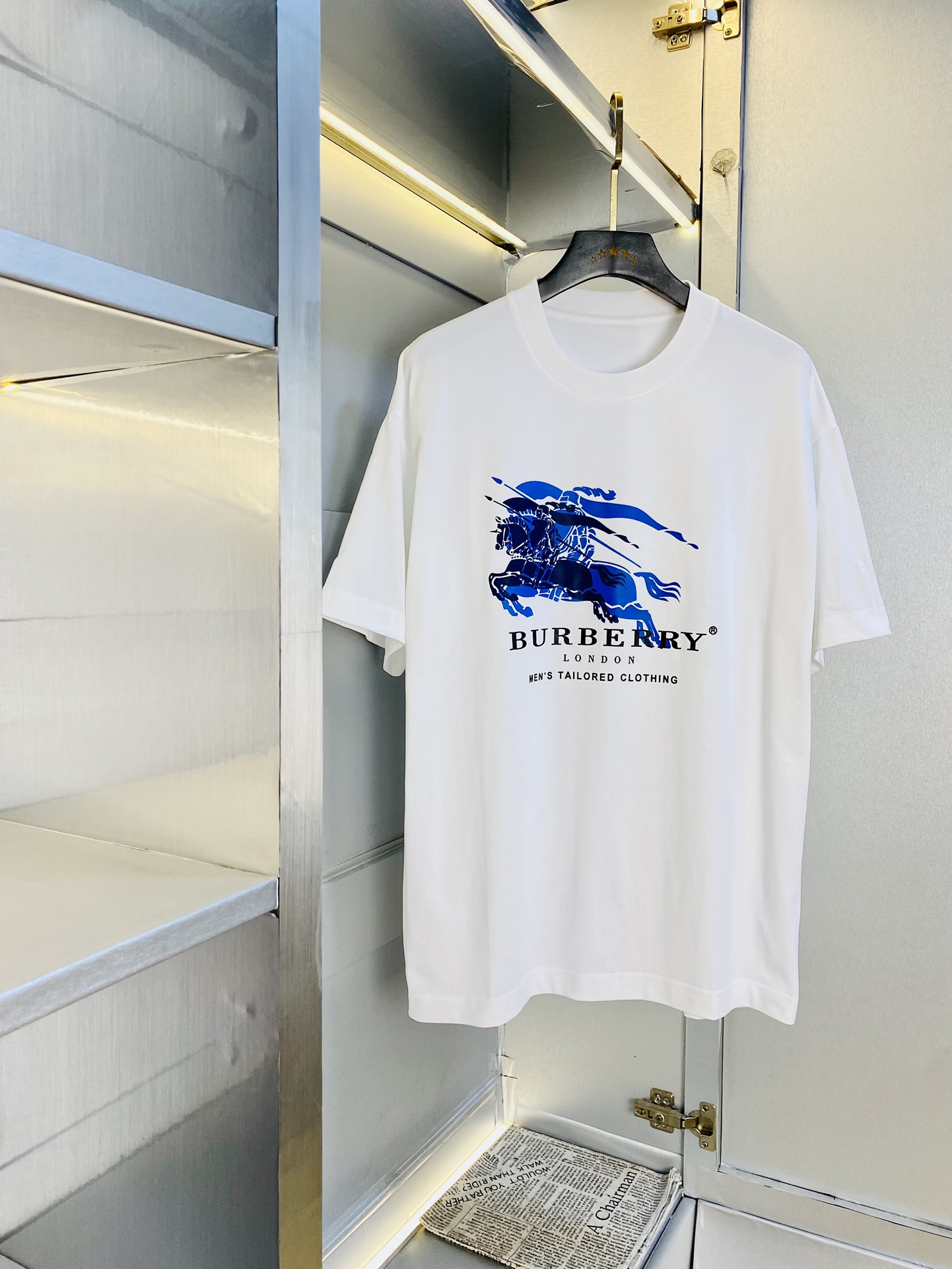 NO:513238,Wearing 240 pounds, Fatty Gospel, Couple outfit Burberry, Original quality, 2025 latest style, Men's short-sleeved T-shirt, Selected counter custom-made top imported fabrics, all details are perfectly 1 to 1 replica, restore the authenticity 100% original hardware, high-end customized auxiliary materials, original factory original standard, excellent upper body effect!  M-3XL (175/catties wear L), burberry, burberry, T-shirt, tees, t-shirt, alexander wang19860909穿240斤 胖子福音 情侣装巴宝莉Burberry 原单品质 2025最新款 男装短袖T恤 精选专柜订制顶级进口面料 所有细节做工完美1比1复刻 还原正品百分百 原版五金 高端订制辅料 原厂原标 上身效果超赞！码数偏大M-3XL（175/斤穿L）,,burberry,burberry,T-shirt,tees，t-shirt,alexander wang,Men's clothing