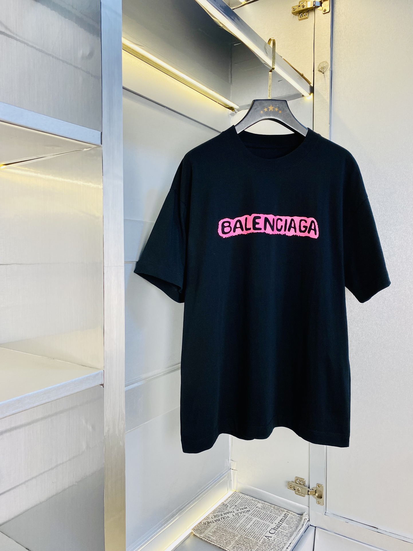 NO:509276,Wear 240 pounds, gospel of fat man, couple outfit Balenciaga, original quality, latest 2025, men's short-sleeved T-shirt, selected counter custom-made top imported fabrics, all details are perfectly 1 to 1 replica, restore the authentic 100% original hardware, high-end customized auxiliary materials, original factory original standard, excellent upper body effect!  M-3XL (175/catties piercing L), balenciaga, balenciaga, T-shirt, tees, t-shirt, alexander wang19860909穿240斤 胖子福音 情侣装巴黎世家Balenciaga 原单品质 2025最新款 男装短袖T恤 精选专柜订制顶级进口面料 所有细节做工完美1比1复刻 还原正品百分百 原版五金 高端订制辅料 原厂原标 上身效果超赞！码数偏大M-3XL（175/斤穿L）,,balenciaga,balenciaga,T-shirt,tees，t-shirt,alexander wang,Men's clothing