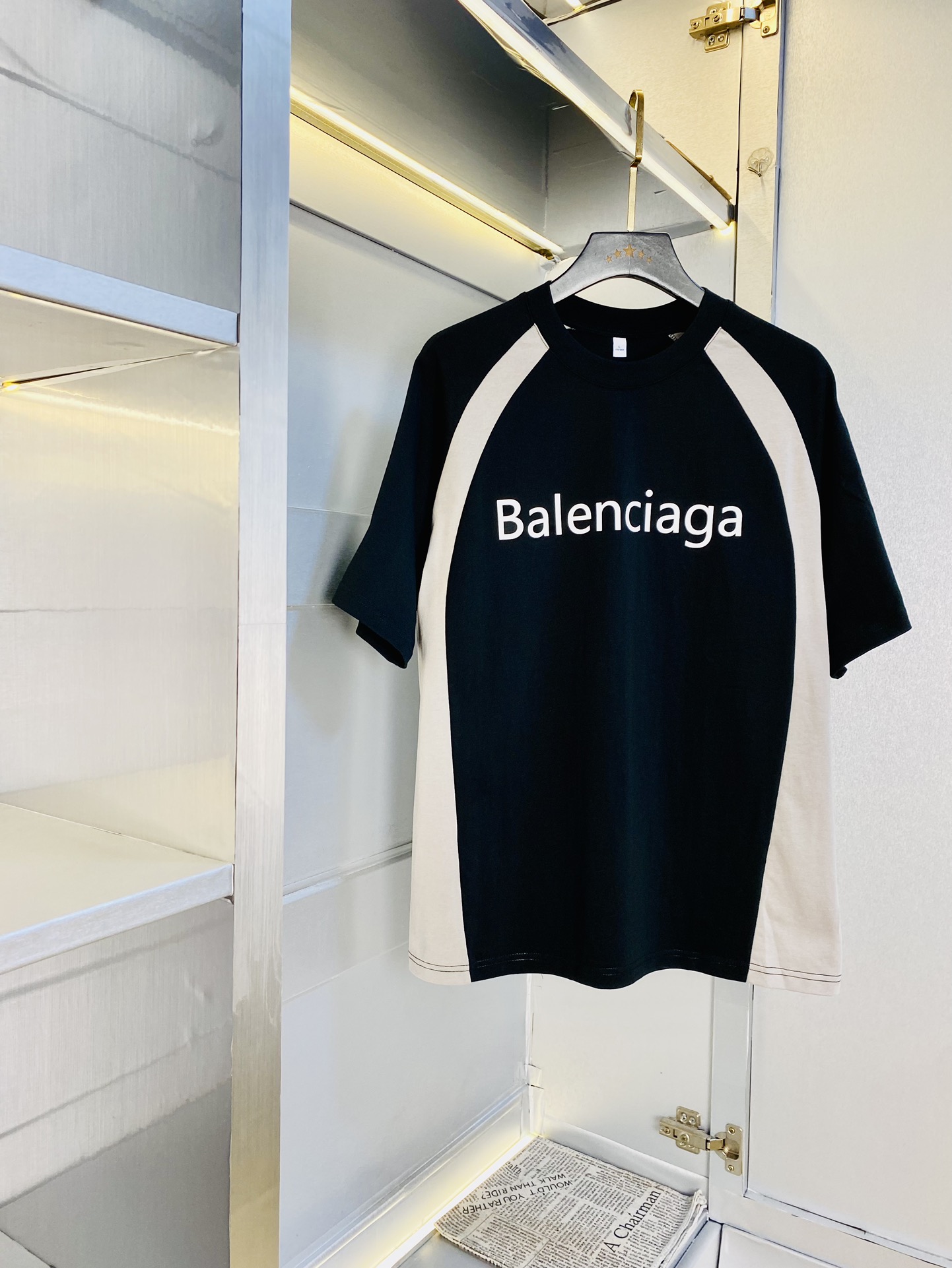 NO:513235,Wear 240 pounds, gospel of fat man, couple outfit Balenciaga, original quality, latest 2025, men's short-sleeved T-shirt, selected counter custom-made top imported fabrics, all details are perfectly 1 to 1 replica, restore the authentic 100% original hardware, high-end customized auxiliary materials, original factory original standard, excellent upper body effect!  M-3XL (175/160 catties wear L), balenciaga, balenciaga, T-shirt, tees, t-shirt, alexander wang19860909穿240斤 胖子福音 情侣装巴黎世家Balenciaga 原单品质 2025最新款 男装短袖T恤 精选专柜订制顶级进口面料 所有细节做工完美1比1复刻 还原正品百分百 原版五金 高端订制辅料 原厂原标 上身效果超赞！码数偏大M-3XL（175/160斤穿L）,,balenciaga,balenciaga,T-shirt,tees，t-shirt,alexander wang,Men's clothing