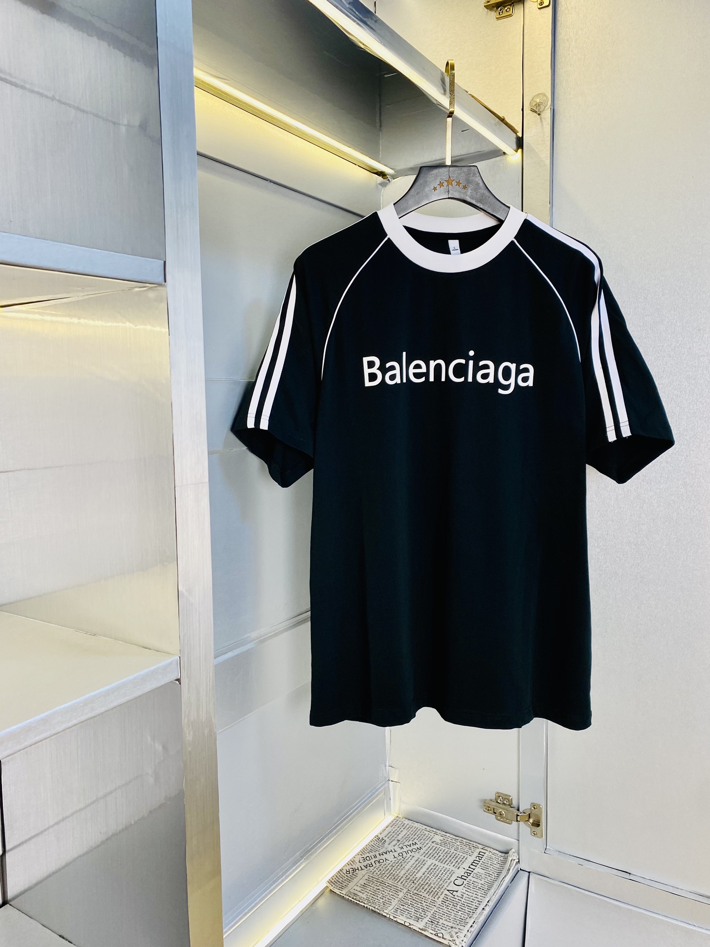 NO:509279,Wear 240 pounds, gospel of fat man, couple outfit Balenciaga, original quality, latest 2025, men's short-sleeved T-shirt, selected counter custom-made top imported fabrics, all details are perfectly 1 to 1 replica, restore the authentic 100% original hardware, high-end customized auxiliary materials, original factory original standard, excellent upper body effect!  M-3XL (175/160 catties wear L), balenciaga, balenciaga, T-shirt, tees, t-shirt, alexander wang19860909穿240斤 胖子福音 情侣装巴黎世家Balenciaga 原单品质 2025最新款 男装短袖T恤 精选专柜订制顶级进口面料 所有细节做工完美1比1复刻 还原正品百分百 原版五金 高端订制辅料 原厂原标 上身效果超赞！码数偏大M-3XL（175/160斤穿L）,,balenciaga,balenciaga,T-shirt,tees，t-shirt,alexander wang,Men's clothing