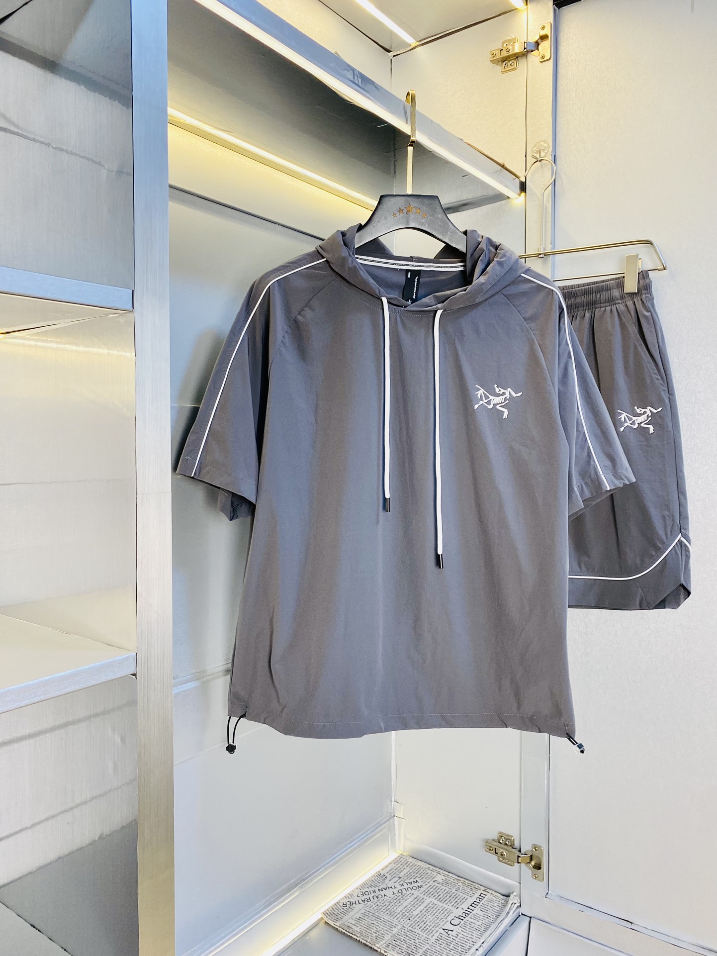 NO:511607,The original order of the official website can wear 220 kilograms. Archaeopteryx. Simple and fashionable. Summer and summer new quick-drying suit. Short-sleeved short-sleeved suit. It is very comfortable to wear. It is low-key and luxurious. It is very classy when worn. The trouser style and cutting need no more words. The upper body is exquisite and vivid. The truly first-class quality is the real palace-grade casual pants, elastic pants, and the cotton of Turkey produces the most famous tannin cloth. The quality is excellent, and the pants are soft after heavy washing!  Straight-footed style, not picky, the upper body is absolutely stylish, extremely luxurious. Size: M-3XL (175/130 catties wear M), arc'teryx, shorts, T-shirt, alexander wang19860909官网原单货 可穿220斤 始祖鸟Arcteryx 简约时尚 夏季夏款新款速干套装短袖套装短裤套装 身穿着非常舒适 低调不失奢华 穿出去非常有档次,裤型款式和裁剪亦无需多言 上身精致跃然.真正一等一顶级质料 真正殿堂级的休闲裤松紧裤,选用土耳其的棉花 生产出最有名的单宁布 品质卓然,经过重水洗使得裤子很柔软！直脚的版型 不挑人 上身绝对的有型 极度奢华.码数:M-3XL（175/130斤穿M）,arc'teryx,shorts,T-shirt,alexander wang,Men's clothing