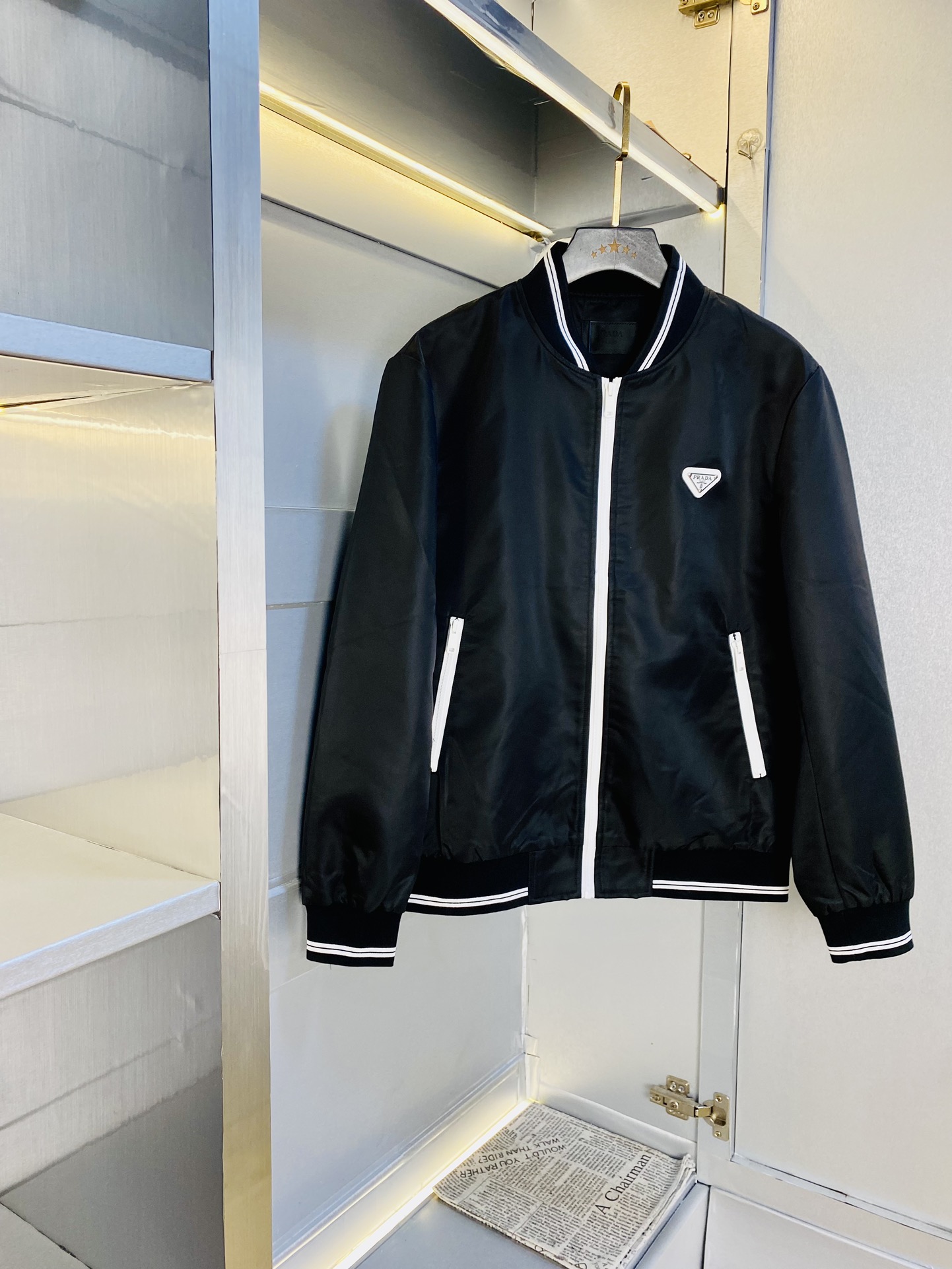 NO:509822,The original order of the official website can wear 200 catties Prada Prada 2025 autumn style!  New jacket jacket windbreaker, high-quality, original fabric, same style as internet celebrity, mold opening custom hardware accessories, very comfortable, super versatile, beautiful jacket, non-market, ordinary version, random comparison, absolutely guaranteed quality, color picture, size M-3XL,,prada,prada, jackets & coats,jackets & coats,alexander wang19860909官网原单货 可穿200斤普拉达Prada 2025秋款！新款外套夹克防风衣 高版本高品质 原版面料网红明星同款 开模定制五金辅料 感非常舒服 超级百搭好看的一款外套 非市场普通版本 随意对比 品质绝对保证 颜色图色 尺码M-3XL,,prada,prada,jackets & coats,jackets & coats,alexander wang,Men's clothing