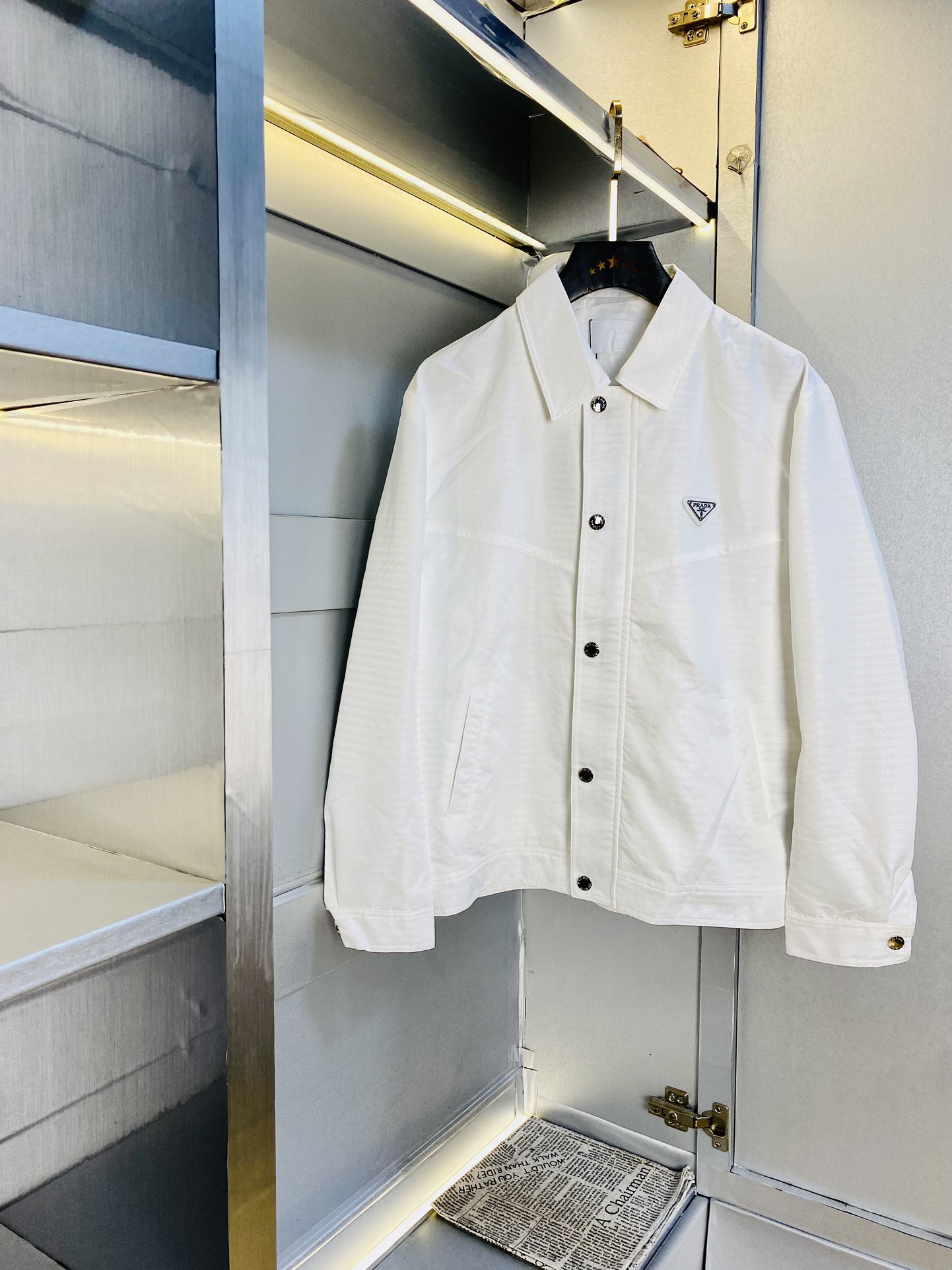 NO:509828,The original order of the official website can wear 200 catties Prada Prada 2025 autumn style!  New jacket jacket windbreaker, high-quality, original fabric, same style as internet celebrity, mold opening custom hardware accessories, very comfortable, super versatile, beautiful jacket, non-market, ordinary version, random comparison, absolutely guaranteed quality, color picture, size M-3XL,,prada,prada, jackets & coats,jackets & coats,alexander wang19860909官网原单货 可穿200斤普拉达Prada 2025秋款！新款外套夹克防风衣 高版本高品质 原版面料网红明星同款 开模定制五金辅料 感非常舒服 超级百搭好看的一款外套 非市场普通版本 随意对比 品质绝对保证 颜色图色 尺码M-3XL,,prada,prada,jackets & coats,jackets & coats,alexander wang,Men's clothing