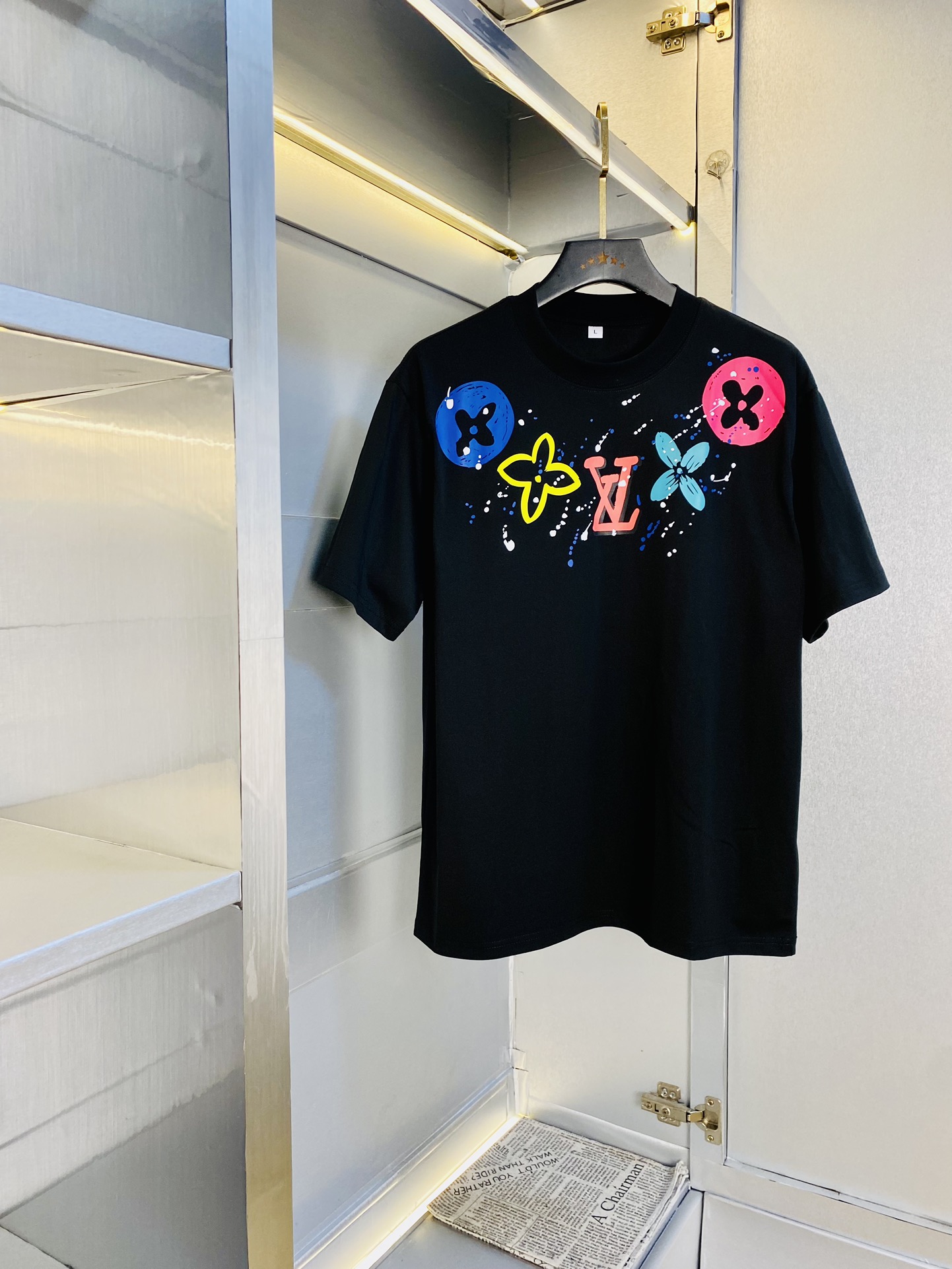 NO:513793,Wearing 210 pounds, Fatty Gospel, couple outfit Louis Vuitton Lv, original single quality, latest 2025 men's short-sleeved T-shirt, selected counter customized top mercerized cotton imported fabric, all details are perfectly 1 to 1 replica, restore the authentic 100% original hardware, high-end customized auxiliary materials, original factory original standard, excellent upper body effect!  Code number M-4XL, louis vuitton,louis vuitton,t-shirt,tees,t-shirt,alexander wang19860909穿210斤 胖子福音 情侣装路易威登Lv 原单品质 2025最新款 男装短袖T恤 精选专柜订制顶级丝光棉进口面料 所有细节做工完美1比1复刻 还原正品百分百 原版五金 高端订制辅料 原厂原标 上身效果超赞！码数M-4XL,,louis vuitton,louis vuitton,T-shirt,tees，t-shirt,alexander wang,Men's clothing