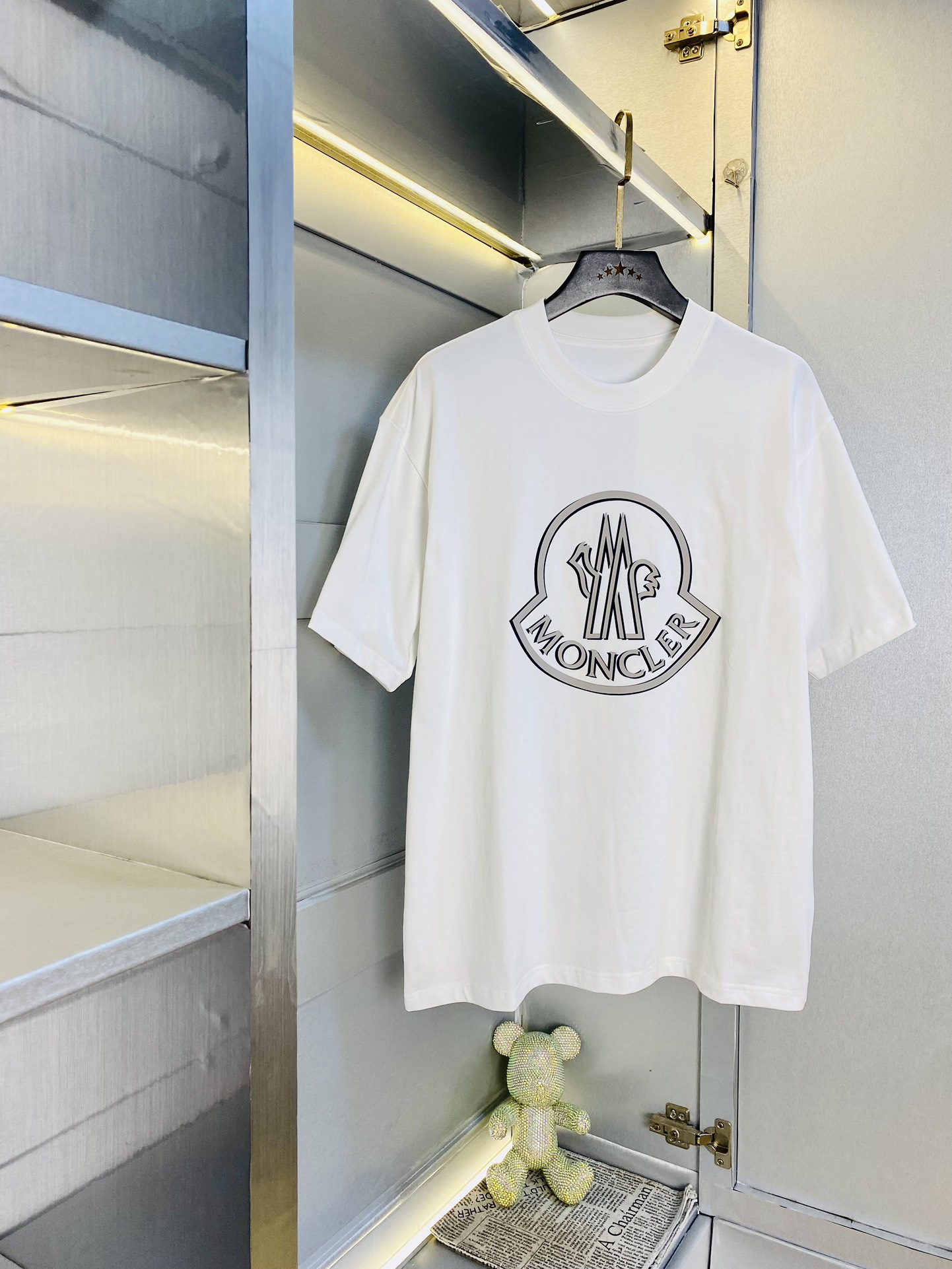 NO:512466,Wear 240 pounds, Fatty Gospel, couple outfit, Moncler, original quality, 2025 latest style, men's short-sleeved T-shirt, selected counter custom-made top mercerized cotton imported fabric, all details are perfectly 1 to 1 replica, restore the authenticity 100% original hardware, high-end customized auxiliary materials, original factory original standard, excellent upper body effect!  M-3XL (175/130-150 catties M), Moncler, T-shirt,tees, t-shirt,alexander wang19860909穿240斤 胖子福音 情侣装蒙口Moncler 原单品质 2025最新款 男装短袖T恤 精选专柜订制顶级丝光棉进口面料 所有细节做工完美1比1复刻 还原正品百分百 原版五金 高端订制辅料 原厂原标 上身效果超赞！码数偏大M-3XL(175/130-150斤穿M),,Moncler,T-shirt,tees，t-shirt,alexander wang,Men's clothing