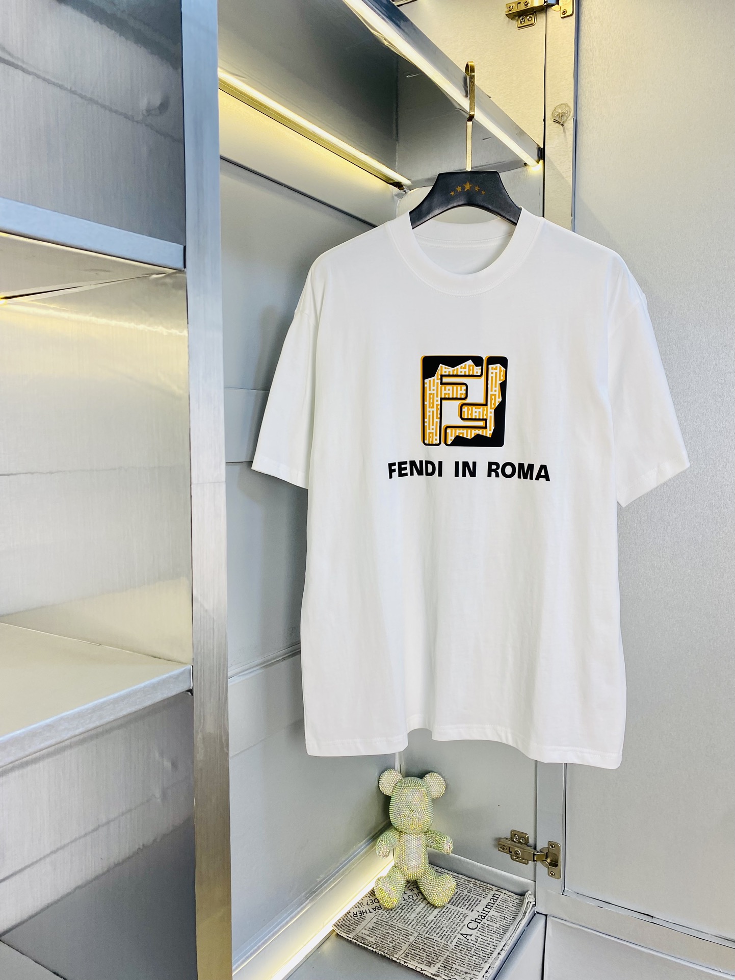 NO:510650,Wear 240 pounds, gospel of fat man, couple outfit Fendi original single quality, latest 2025 men's short-sleeved T-shirt, selected counter customized top mercerized cotton imported fabric, all details are perfectly 1 to 1 replica, restore the authentic 100% original hardware, high-end customized auxiliary materials, original factory original standard, excellent upper body effect!  M-3XL (175/130-150 catties M), fendi, fendi, T-shirt, tees, t-shirt, alexander wang19860909穿240斤 胖子福音 情侣装芬迪Fendi 原单品质 2025最新款 男装短袖T恤 精选专柜订制顶级丝光棉进口面料 所有细节做工完美1比1复刻 还原正品百分百 原版五金 高端订制辅料 原厂原标 上身效果超赞！码数偏大M-3XL(175/130-150斤穿M),,fendi,fendi,T-shirt,tees，t-shirt,alexander wang,Men's clothing