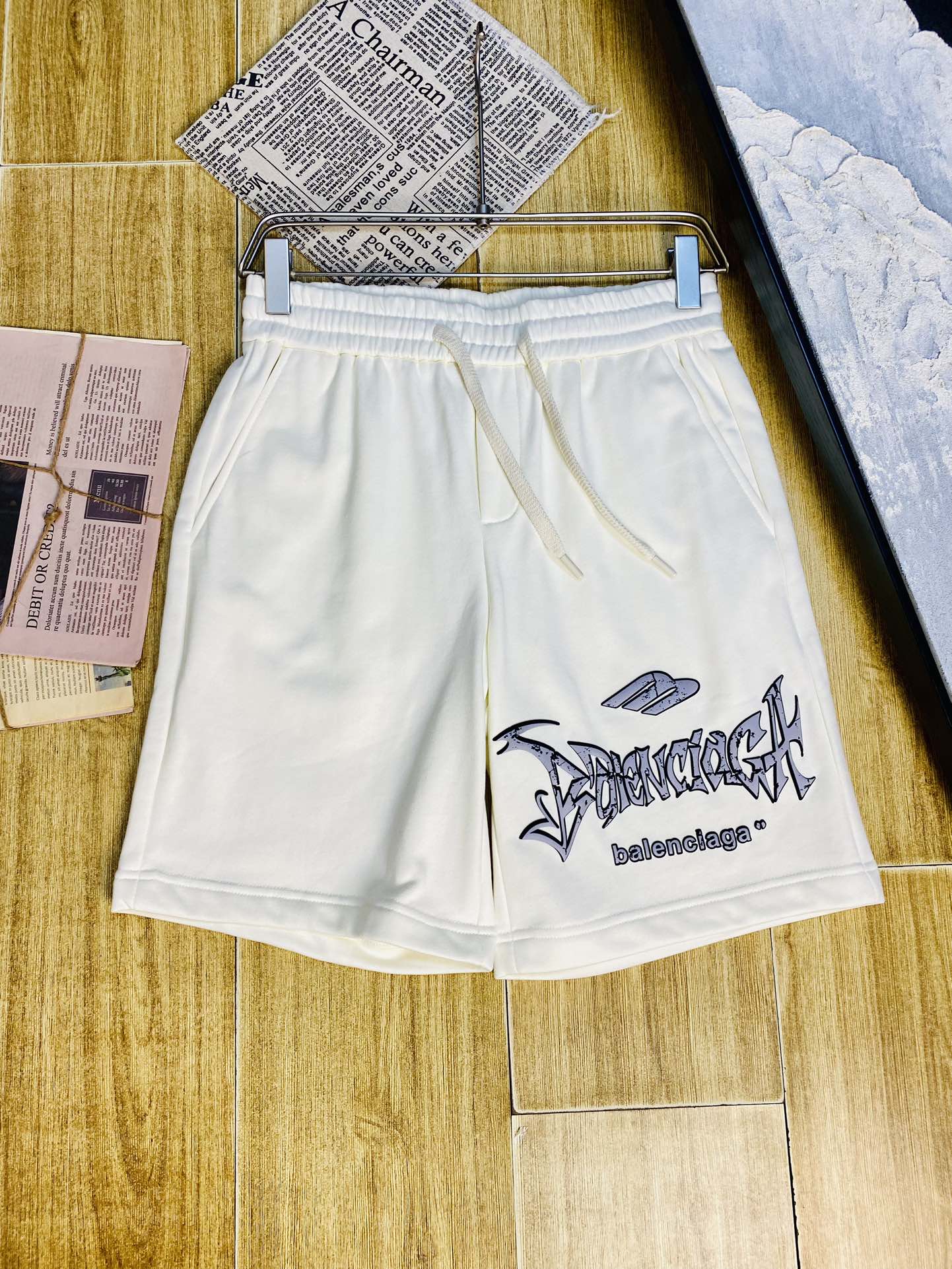 NO:513799,Gospel of Fatty Couple Style, 220 pounds to wear, Balenciaga, a big recommendation!  The latest version of the 2025 Spring and Summer Essential Counter Series, shorts, beach pants, five-quarter pants, casual pants, high-end customized original hardware, the upper body effect is super positive, the leg lines are fully demonstrated, and the imported quick-drying fabric is provided by all customers. The texture is tight and delicate, the upper body is very comfortable and stylish, and it is extremely practical and versatile, which is very worth buying!  Requested recommendations from old customers!  Number of codes: M-4XL, balenciaga, balenciaga, shorts, alexander wang19860909情侣款胖子福音 220斤可穿 巴黎世家Balenciaga 重磅推荐！2025春夏必备专柜系列最新款短裤沙滩裤五分裤休闲裤高端订制原版五金 上身效果超正,腿部线条完全得到彰显,全客供进口速干面料 纹理 紧致细腻,上身非常舒适有型,而且极为实穿百搭,非常值得入手！老客户必收推荐！ 码数:M-4XL,,balenciaga,balenciaga,shorts,alexander wang,Men's clothing