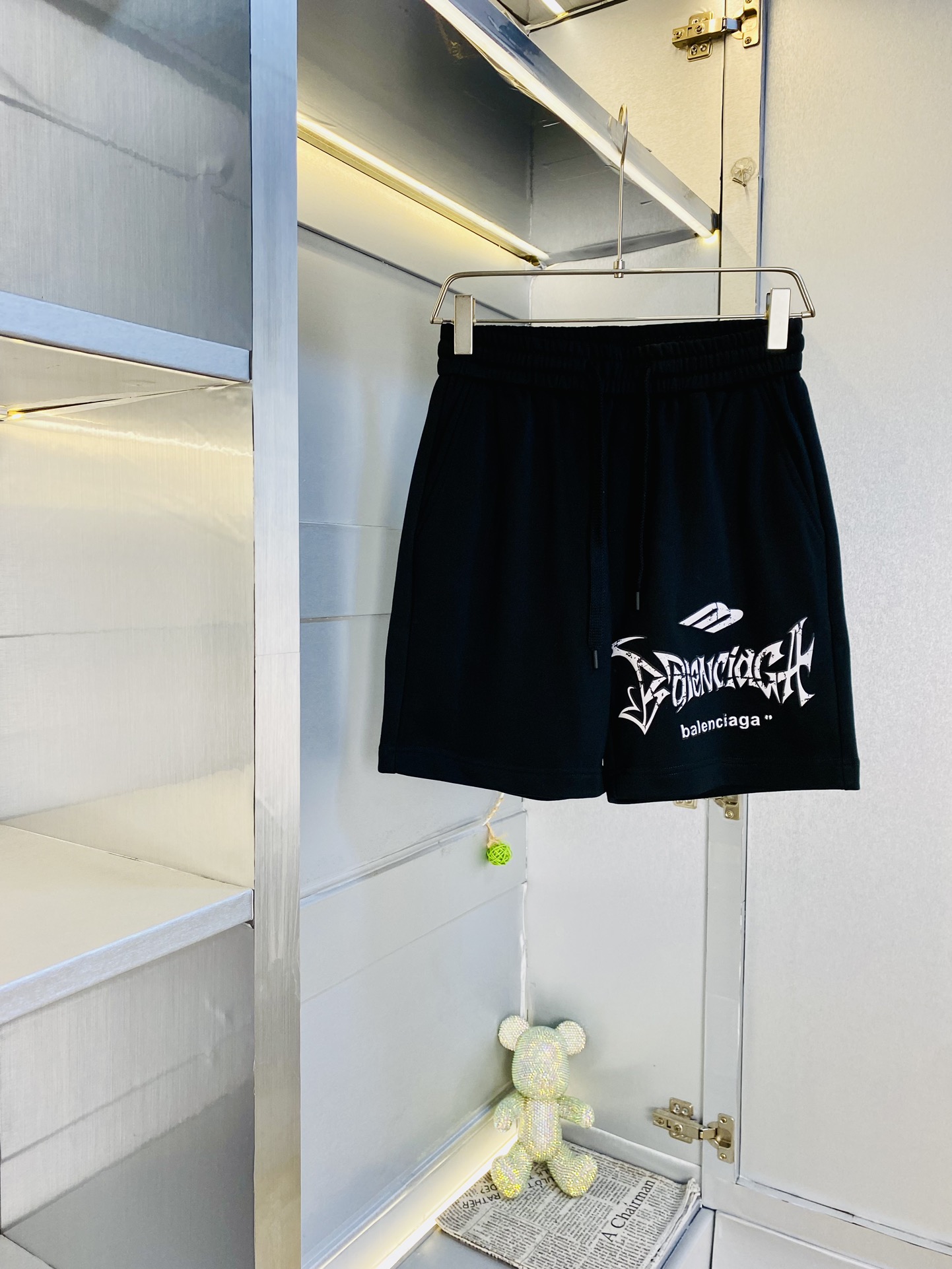 NO:510644,Gospel of Fatty Couple Style, 220 pounds to wear, Balenciaga, a big recommendation!  The latest version of the 2025 Spring and Summer Essential Counter Series, shorts, beach pants, five-quarter pants, casual pants, high-end customized original hardware, the upper body effect is super positive, the leg lines are fully demonstrated, and the imported quick-drying fabric is provided by all customers. The texture is tight and delicate, the upper body is very comfortable and stylish, and it is extremely practical and versatile, which is very worth buying!  Requested recommendations from old customers!  Number of codes: M-4XL, balenciaga, balenciaga, shorts, alexander wang19860909情侣款胖子福音 220斤可穿 巴黎世家Balenciaga 重磅推荐！2025春夏必备专柜系列最新款短裤沙滩裤五分裤休闲裤高端订制原版五金 上身效果超正,腿部线条完全得到彰显,全客供进口速干面料 纹理 紧致细腻,上身非常舒适有型,而且极为实穿百搭,非常值得入手！老客户必收推荐！ 码数:M-4XL,,balenciaga,balenciaga,shorts,alexander wang,Men's clothing