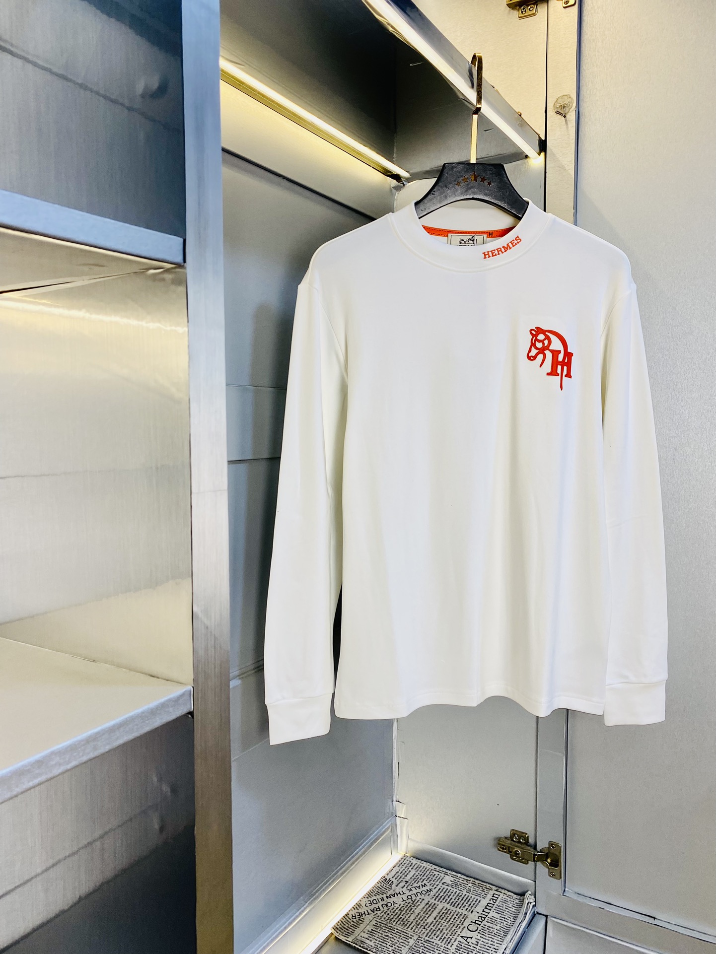 NO:596647,Wearing 200 pounds, velvet lining and thin velvet, Hermes original quality, the latest warm long-sleeved sweatshirt, bottoming shirt, T-shirt, selected counter custom-made top imported fabrics, all details are perfectly made, 1:1 replica, 100% authentic, original hardware, high-end customized accessories, original factory label, the upper body effect is amazing!  The size is too large S-XXL (175/130 pounds wear M), hermes,hermes,hoodie,sweatshirts,tees,t-shirt,alexander wang19860909穿200斤 内里加绒加薄绒款 爱马仕Hermes 原单品质 最新款 保暖长袖卫衣款打底衫T恤 精选专柜订制顶级进口面料 所有细节做工完美1比1复刻 还原正品百分百 原版五金 高端订制辅料 原厂原标 上身效果超赞！码数偏大S-XXL(175/130斤穿M),,hermes,hermes,hoodie,sweatshirts,tees，t-shirt,alexander wang,Men's clothing