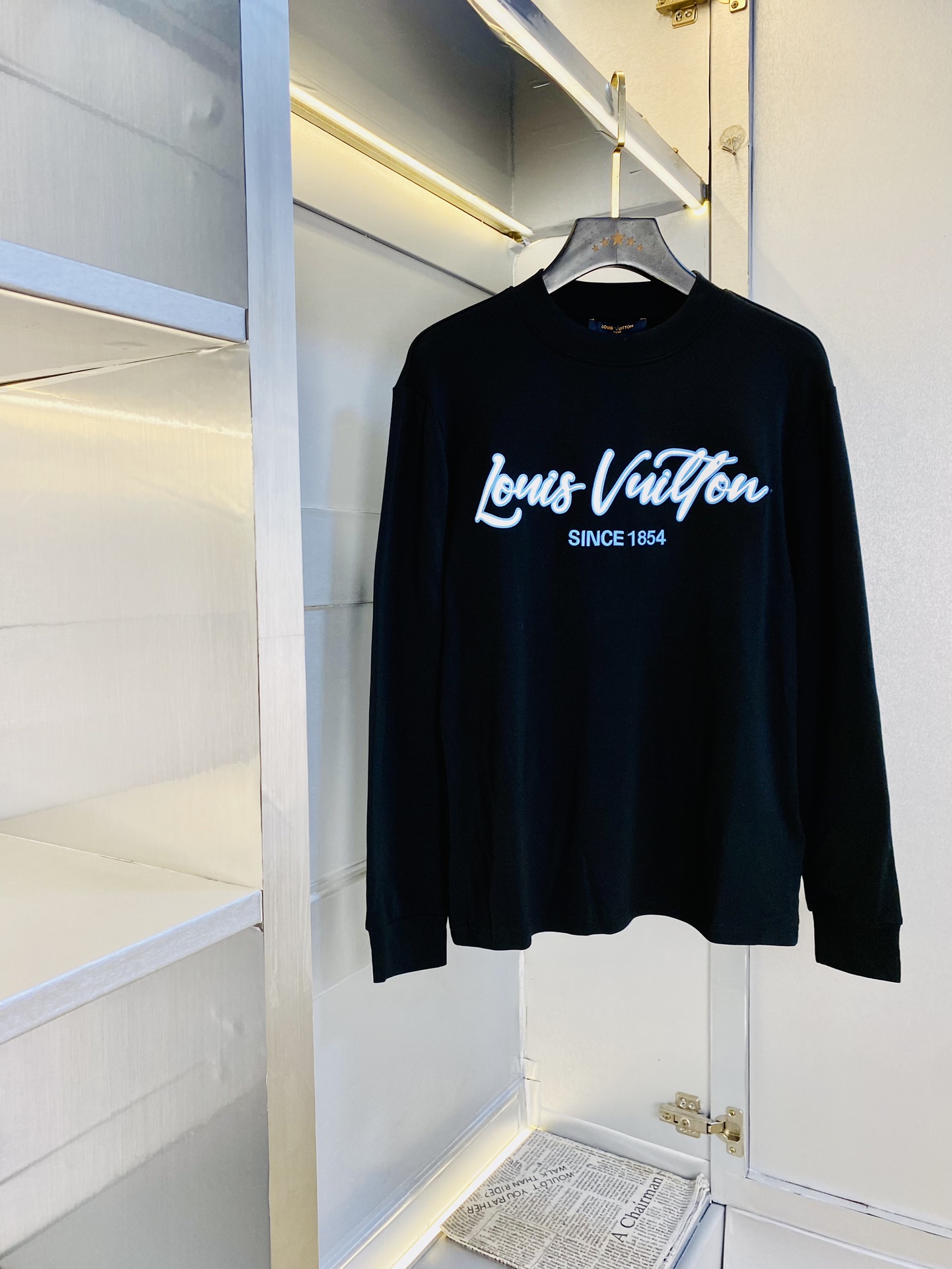 NO:643852,Wear 200 pounds. Lined with velvet and thin velvet. Louis Vuitton Lv. Original quality. Latest model. Warm long-sleeved sweatshirt style base shirt T-shirt. Selected counters to customize top-grade imported fabrics. All details are perfectly made and reproduced 1:1. 100% authentic. Original hardware. High-end customized accessories. Original factory label. The upper body effect is great!  Size is too large S-XXL (175/130 pounds wear M),,louis vuitton,louis vuitton,hoodie,sweatshirts,tees,t-shirt,alexander wang19860909穿200斤 内里加绒加薄绒款 路易威登Lv 原单品质 最新款 保暖长袖卫衣款打底衫T恤 精选专柜订制顶级进口面料 所有细节做工完美1比1复刻 还原正品百分百 原版五金 高端订制辅料 原厂原标 上身效果超赞！码数偏大S-XXL(175/130斤穿M),,louis vuitton,louis vuitton,hoodie,sweatshirts,tees，t-shirt,alexander wang,Men's clothing