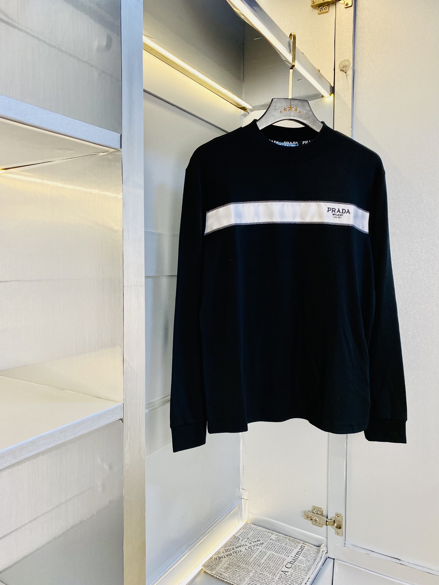 NO:643854,Wear 200 pounds. Lined with velvet and thin velvet. Prada. Original quality. Latest model. Warm long-sleeved sweatshirt style base layer T-shirt. Selected counters to customize top-grade imported fabrics. All details are perfectly made and reproduced 1:1. Restore to 100% authentic. Original hardware. High-end customized accessories. Original factory label. The upper body effect is great!  The size is too large S-XXL (175/130 pounds wear M),, prada, prada, hoodie, sweatshirts, tees, t-shirt, alexander wang19860909穿200斤 内里加绒加薄绒款 普拉达Prada 原单品质 最新款 保暖长袖卫衣款打底衫T恤 精选专柜订制顶级进口面料 所有细节做工完美1比1复刻 还原正品百分百 原版五金 高端订制辅料 原厂原标 上身效果超赞！码数偏大S-XXL(175/130斤穿M),,prada,prada,hoodie,sweatshirts,tees，t-shirt,alexander wang,Men's clothing