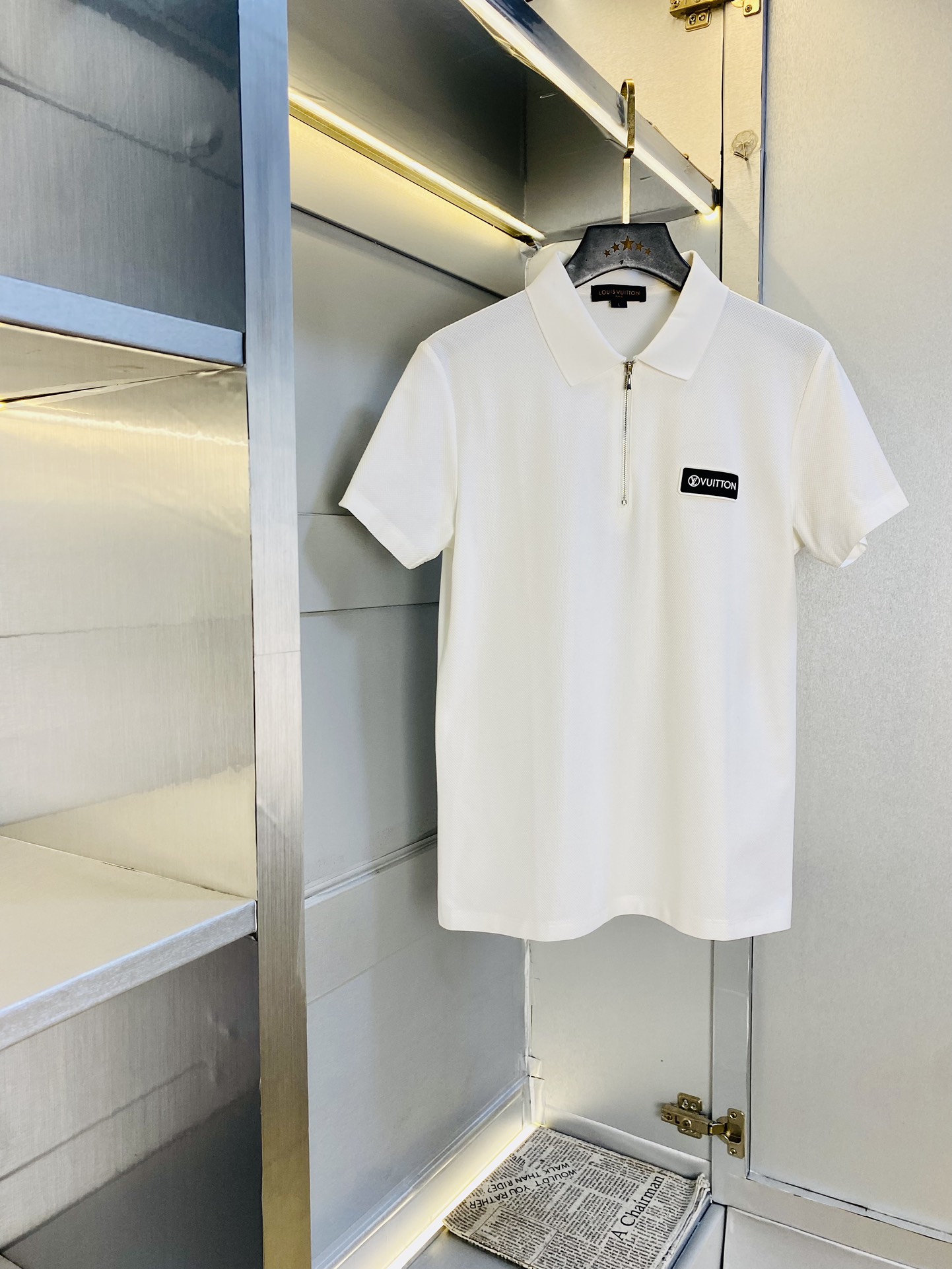 NO:624015,The original item can be worn up to 210 pounds. Louis Vuitton Lv. Original item quality. The latest men's lapel short-sleeved T-shirt polo shirt. Advanced workmanship!  Selected counters customize top-grade double mercerized pearl cotton imported fabrics. All details are perfectly crafted and reproduced 1:1 to restore 100% authenticity. Original hardware. High-end customized accessories. Original factory original label. The upper body effect is amazing!  Size M-4XL,,louis vuitton,louis vuitton,T-shirt,tees,t-shirt,alexander wang19860909原单货可穿210斤 路易威登Lv 原单品质 最新款 男装翻领短袖T恤polo衫 高级做工！精选专柜订制顶级双丝光珠地棉进口面料 所有细节做工完美1比1复刻 还原正品百分百 原版五金 高端订制辅料 原厂原标 上身效果超赞！码数M-4XL,,louis vuitton,louis vuitton,T-shirt,tees，t-shirt,alexander wang,Men's clothing