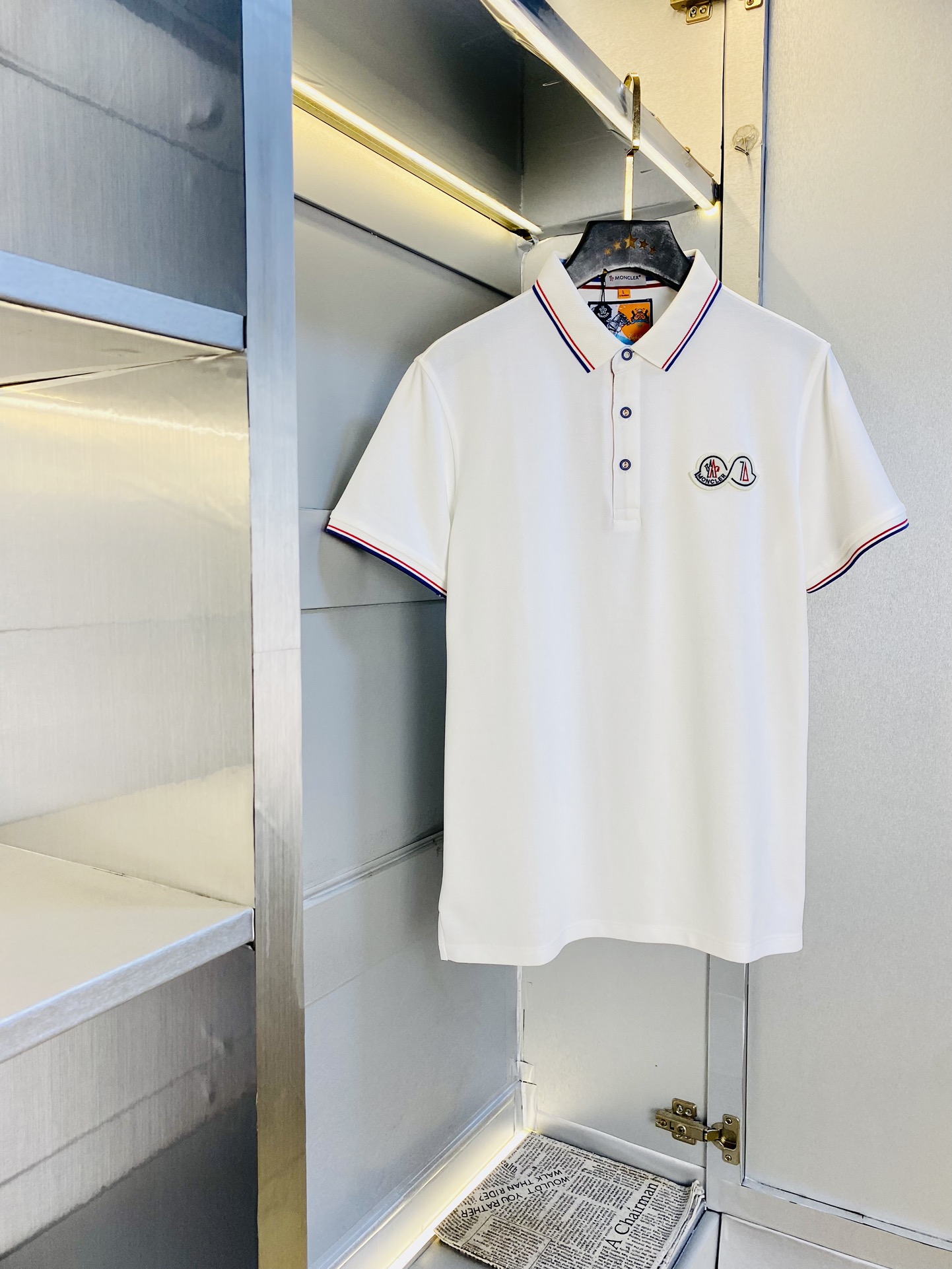 NO:513780,The original single product can be worn 210 kilograms. The original single quality is 2025 latest style. Men's lapel short-sleeved T-shirt polo shirt. High-end workmanship!  Selected counters to customize the top-grade double mercerized bead flooring fabric. All details are perfectly crafted and replicated 100% authentic. Original hardware, high-end customized auxiliary materials, original factory original standard, excellent upper body effect!  Code number M-4XL, Moncler, T-shirt,tees, t-shirt,alexander wang19860909原单货可穿210斤 蒙口Moncler 原单品质 2025最新款 男装翻领短袖T恤polo衫 高级做工！精选专柜订制顶级双丝光珠地棉进口面料 所有细节做工完美1比1复刻 还原正品百分百 原版五金 高端订制辅料 原厂原标 上身效果超赞！码数M-4XL,,Moncler,T-shirt,tees，t-shirt,alexander wang,Men's clothing