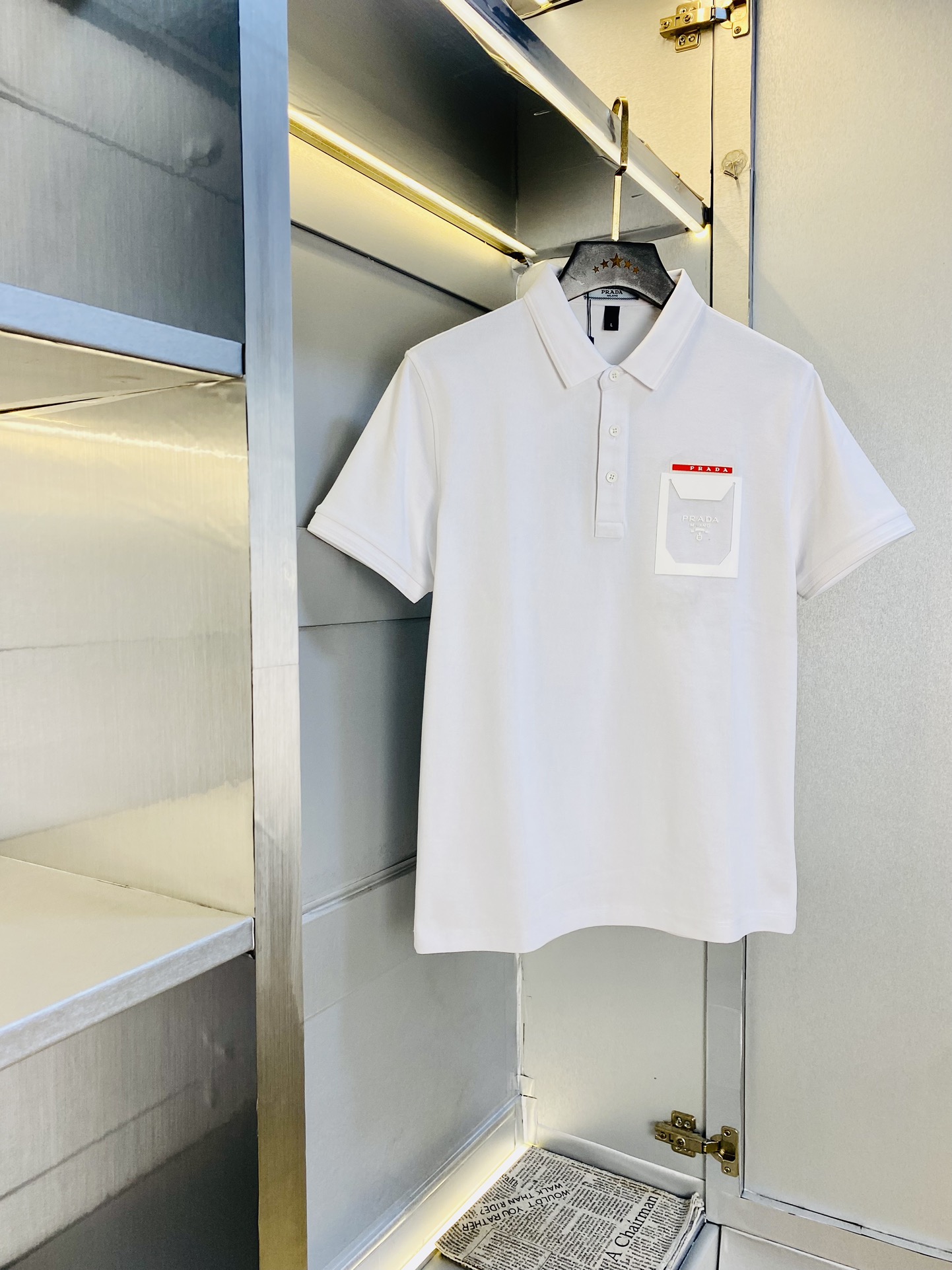 NO:844390,The original item can wear 210 pounds. Prada original item quality. 2026 latest men's lapel short-sleeved T-shirt polo shirt. Advanced workmanship!  Selected counters customize top-grade double mercerized pearl cotton imported fabrics. All details are perfectly crafted and reproduced 1:1 to restore 100% authenticity. Original hardware. High-end customized accessories. Original factory original label. The upper body effect is amazing!  Size M-4XL,,prada,prada,T-shirt,tees,t-shirt,19860909原单货可穿210斤 普拉达Prada原单品质 2026最新款 男装翻领短袖T恤polo衫 高级做工！精选专柜订制顶级双丝光珠地棉进口面料 所有细节做工完美1比1复刻 还原正品百分百 原版五金 高端订制辅料 原厂原标 上身效果超赞！码数M-4XL,,prada,prada,T-shirt,tees，t-shirt,,Men's clothing