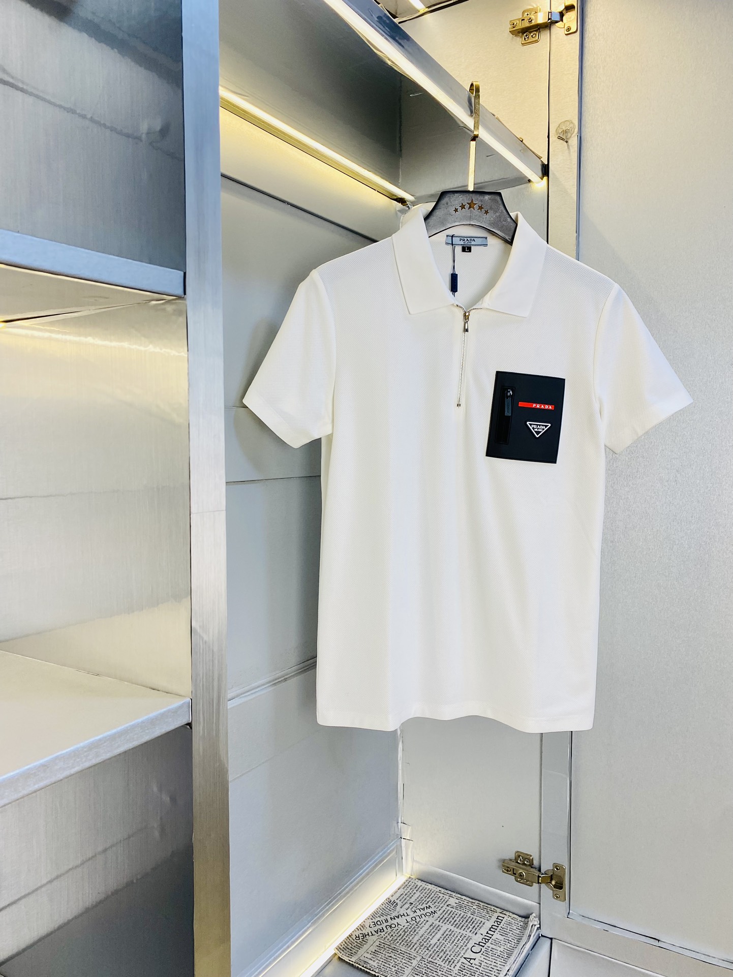 NO:513782,The original single product can be worn 210 kilograms. The original single quality of Prada Prada is the latest 2025 model. Men's lapel short-sleeved T-shirt polo shirt. High-end workmanship!  Selected counters to customize the top-grade double mercerized bead flooring fabric. All details are perfectly crafted and replicated 100% authentic. Original hardware, high-end customized auxiliary materials, original factory original standard, excellent upper body effect!  Code number M-4XL, prada, prada, T-shirt,tees, t-shirt,alexander wang19860909原单货可穿210斤 普拉达Prada原单品质 2025最新款 男装翻领短袖T恤polo衫 高级做工！精选专柜订制顶级双丝光珠地棉进口面料 所有细节做工完美1比1复刻 还原正品百分百 原版五金 高端订制辅料 原厂原标 上身效果超赞！码数M-4XL,,prada,prada,T-shirt,tees，t-shirt,alexander wang,Men's clothing