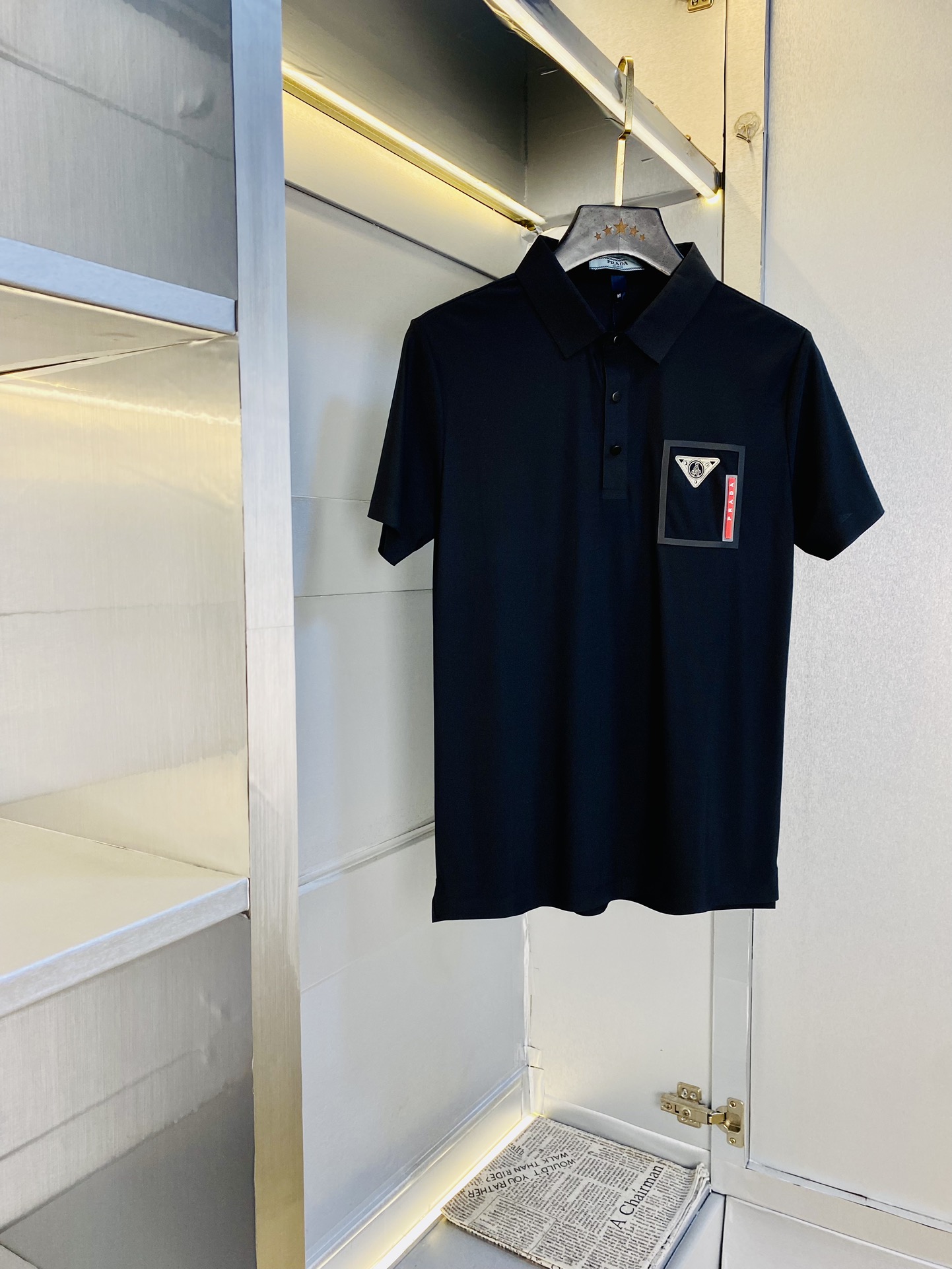 NO:624018,The original item can wear 210 pounds. Prada original item quality. The latest men's lapel short-sleeved T-shirt polo shirt. Advanced workmanship!  Selected counters customize top-grade double mercerized pearl cotton imported fabrics. All details are perfectly crafted and reproduced 1:1 to restore 100% authenticity. Original hardware. High-end customized accessories. Original factory original label. The upper body effect is amazing!  Size M-4XL,,prada,prada,T-shirt,tees,t-shirt,alexander wang19860909原单货可穿210斤 普拉达Prada原单品质 最新款 男装翻领短袖T恤polo衫 高级做工！精选专柜订制顶级双丝光珠地棉进口面料 所有细节做工完美1比1复刻 还原正品百分百 原版五金 高端订制辅料 原厂原标 上身效果超赞！码数M-4XL,,prada,prada,T-shirt,tees，t-shirt,alexander wang,Men's clothing