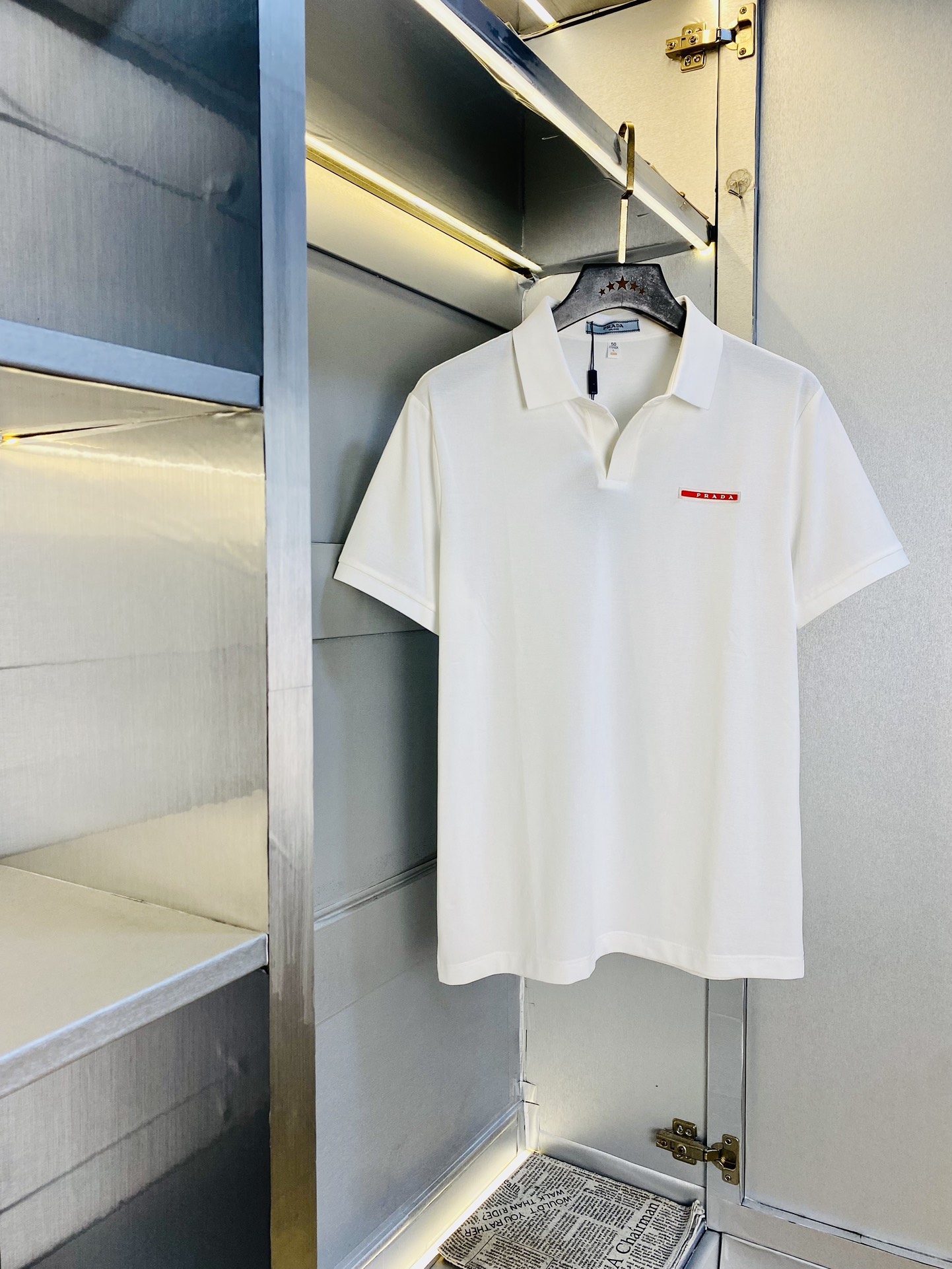 NO:512452,The original single product can be worn 210 kilograms. The original single quality of Prada Prada is the latest 2025 model. Men's lapel short-sleeved T-shirt polo shirt. High-end workmanship!  Selected counters to customize the top-grade double mercerized bead flooring fabric. All details are perfectly crafted and replicated 100% authentic. Original hardware, high-end customized auxiliary materials, original factory original standard, excellent upper body effect!  Code number M-4XL, prada, prada, T-shirt,tees, t-shirt,alexander wang19860909原单货可穿210斤 普拉达Prada原单品质 2025最新款 男装翻领短袖T恤polo衫 高级做工！精选专柜订制顶级双丝光珠地棉进口面料 所有细节做工完美1比1复刻 还原正品百分百 原版五金 高端订制辅料 原厂原标 上身效果超赞！码数M-4XL,,prada,prada,T-shirt,tees，t-shirt,alexander wang,Men's clothing