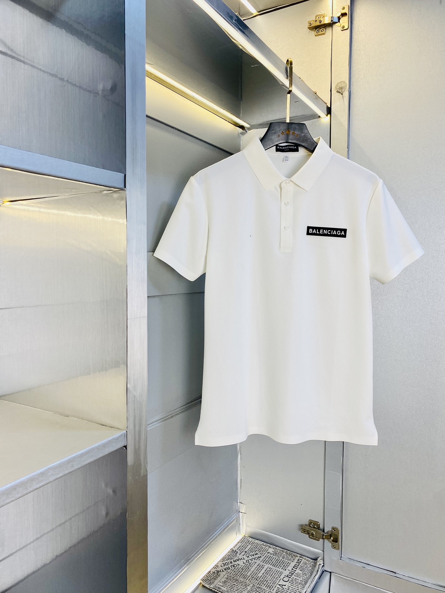 NO:512454,The original single product can be worn 210 kilograms. Balenciaga original single quality. The latest model of 2025 men's lapel short-sleeved T-shirt polo shirt. High-end workmanship!  Selected counters to customize the top-grade double mercerized bead flooring fabric. All details are perfectly crafted and replicated 100% authentic. Original hardware, high-end customized auxiliary materials, original factory original standard, excellent upper body effect!  Code number M-4XL, balenciaga, balenciaga, T-shirt,tees, t-shirt,alexander wang19860909原单货可穿210斤 巴黎世家Balenciaga 原单品质 2025最新款 男装翻领短袖T恤polo衫 高级做工！精选专柜订制顶级双丝光珠地棉进口面料 所有细节做工完美1比1复刻 还原正品百分百 原版五金 高端订制辅料 原厂原标 上身效果超赞！码数M-4XL,,balenciaga,balenciaga,T-shirt,tees，t-shirt,alexander wang,Men's clothing