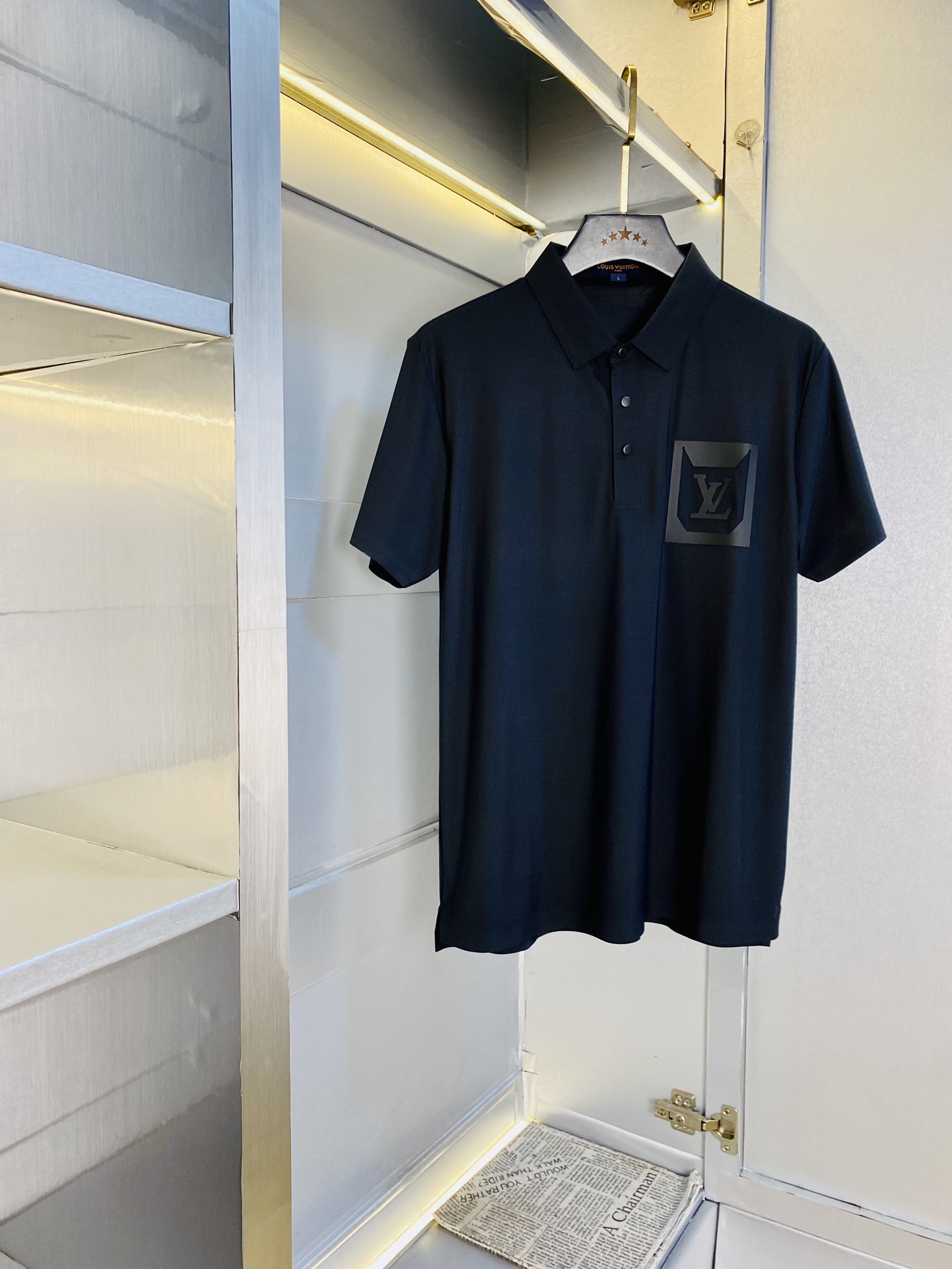 NO:513785,The original single product can be worn 210 kilograms Louis Vuitton Lv Original single quality 2025 latest men's lapel short-sleeved T-shirt polo shirt high-end workmanship!  Selected counters to customize the top-grade double mercerized bead flooring fabric. All details are perfectly crafted and replicated 100% authentic. Original hardware, high-end customized auxiliary materials, original factory original standard, excellent upper body effect!  Code number M-4XL, louis vuitton,louis vuitton,t-shirt,tees,t-shirt,alexander wang19860909原单货可穿210斤 路易威登Lv 原单品质 2025最新款 男装翻领短袖T恤polo衫 高级做工！精选专柜订制顶级双丝光珠地棉进口面料 所有细节做工完美1比1复刻 还原正品百分百 原版五金 高端订制辅料 原厂原标 上身效果超赞！码数M-4XL,,louis vuitton,louis vuitton,T-shirt,tees，t-shirt,alexander wang,Men's clothing