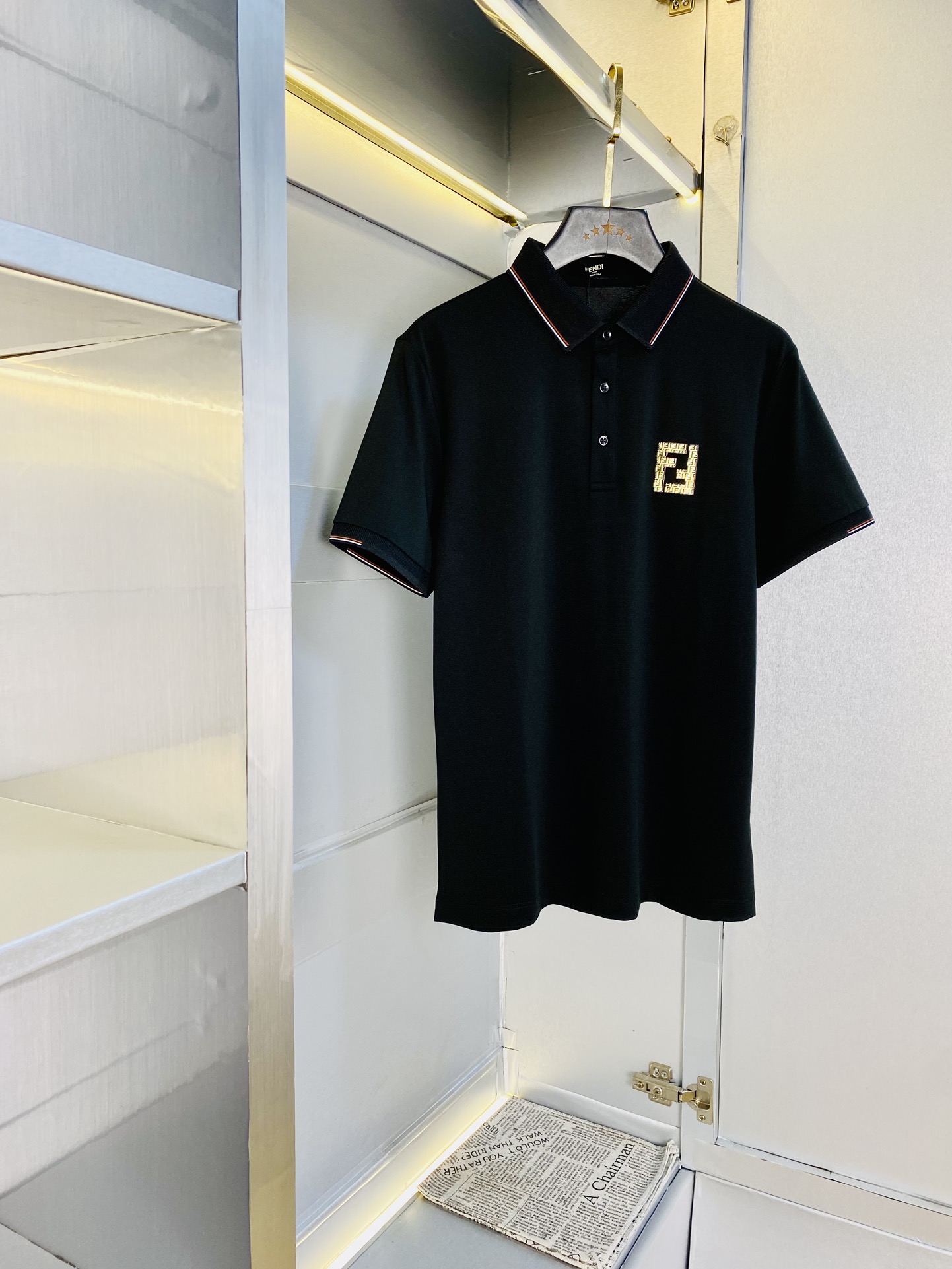 NO:512456,The original single product can be worn 210 kilograms Fendi original single quality 2025 latest men's lapel short-sleeved T-shirt polo shirt high-end workmanship!  Selected counters to customize the top-grade double mercerized bead flooring fabric. All details are perfectly crafted and replicated 100% authentic. Original hardware, high-end customized auxiliary materials, original factory original standard, excellent upper body effect!  Code number M-4XL, fendi, fendi, T-shirt, tees, t-shirt, alexander wang19860909原单货可穿210斤 芬迪Fendi 原单品质 2025最新款 男装翻领短袖T恤polo衫 高级做工！精选专柜订制顶级双丝光珠地棉进口面料 所有细节做工完美1比1复刻 还原正品百分百 原版五金 高端订制辅料 原厂原标 上身效果超赞！码数M-4XL,,fendi,fendi,T-shirt,tees，t-shirt,alexander wang,Men's clothing