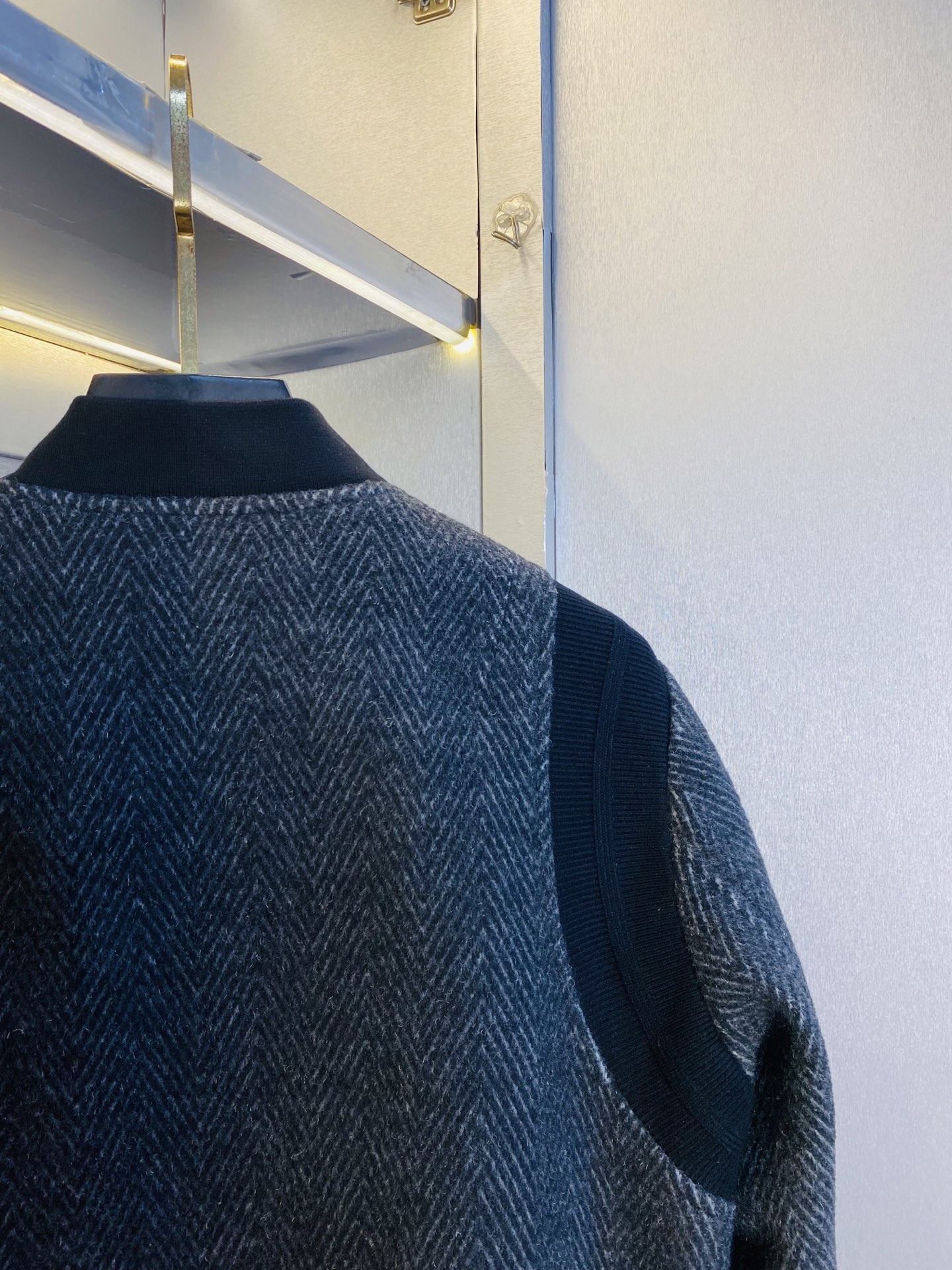 真皮皮衣！P450 官网原单货 可穿200斤🔥迪奥Dior 2025冬款！新款绵羊皮皮衣棉衣棉服外套 绵羊皮拼接羊毛！
⚠高版本⚠高品质 ⚠原版面料⚠网红明星同款

开模定制五金辅料  感非常舒服  超级百搭好看的一款外套
非市场普通版本 随意对比 品质绝对保证
颜色：图色
尺码：M-3XL（175/130斤穿M）