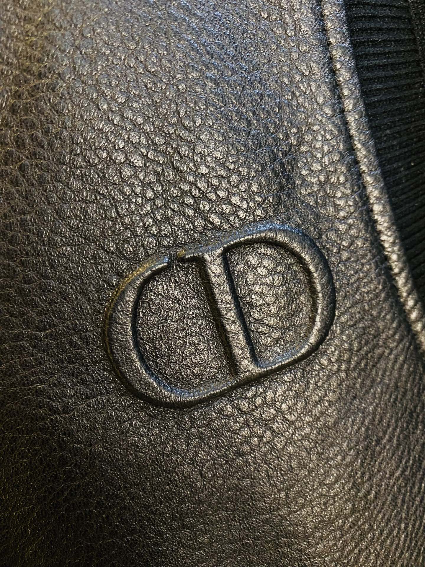 真皮皮衣！P450 官网原单货 可穿200斤🔥迪奥Dior 2025冬款！新款绵羊皮皮衣棉衣棉服外套 绵羊皮拼接羊毛！
⚠高版本⚠高品质 ⚠原版面料⚠网红明星同款

开模定制五金辅料  感非常舒服  超级百搭好看的一款外套
非市场普通版本 随意对比 品质绝对保证
颜色：图色
尺码：M-3XL（175/130斤穿M）