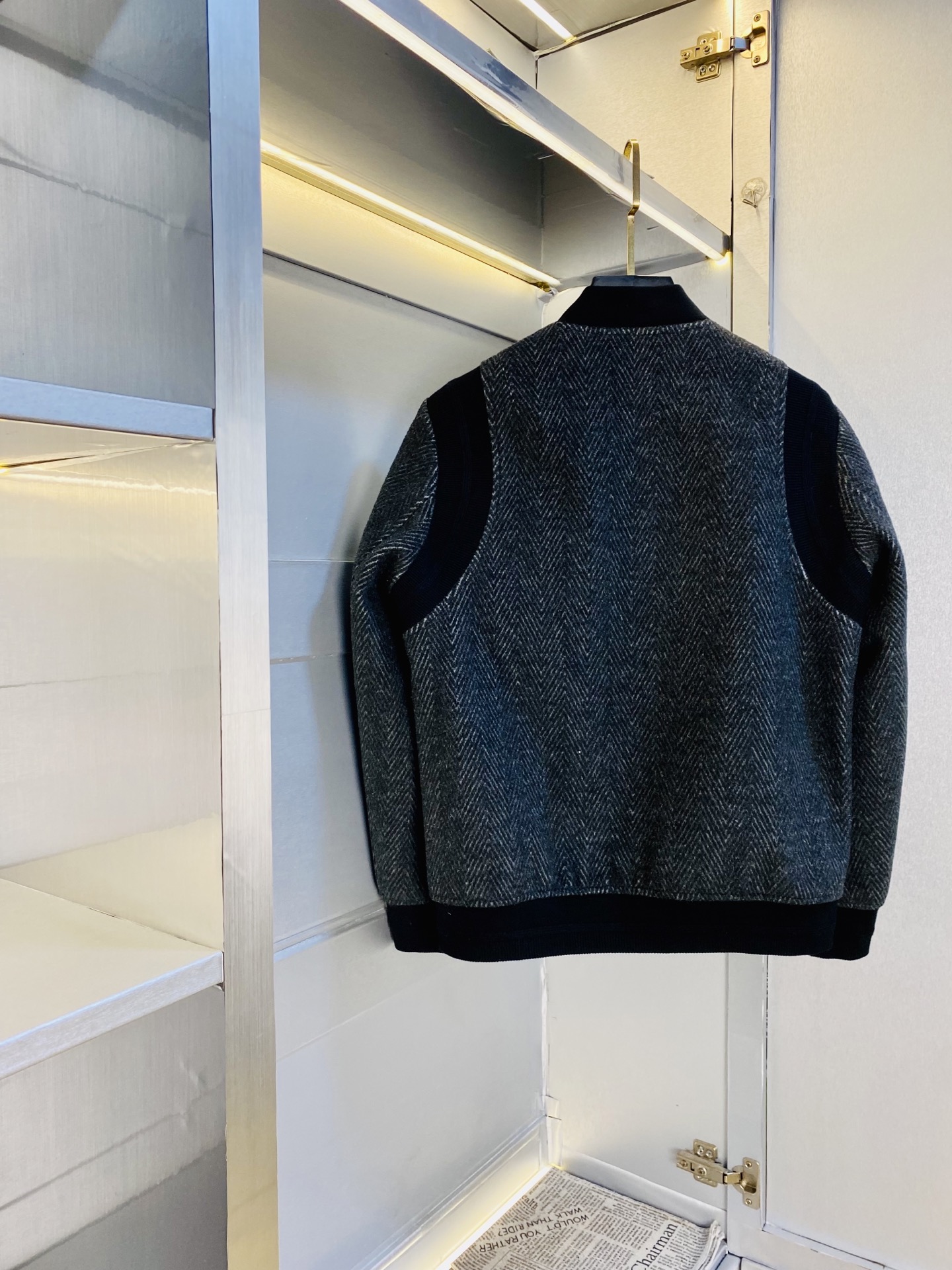 真皮皮衣！P450 官网原单货 可穿200斤🔥迪奥Dior 2025冬款！新款绵羊皮皮衣棉衣棉服外套 绵羊皮拼接羊毛！
⚠高版本⚠高品质 ⚠原版面料⚠网红明星同款

开模定制五金辅料  感非常舒服  超级百搭好看的一款外套
非市场普通版本 随意对比 品质绝对保证
颜色：图色
尺码：M-3XL（175/130斤穿M）