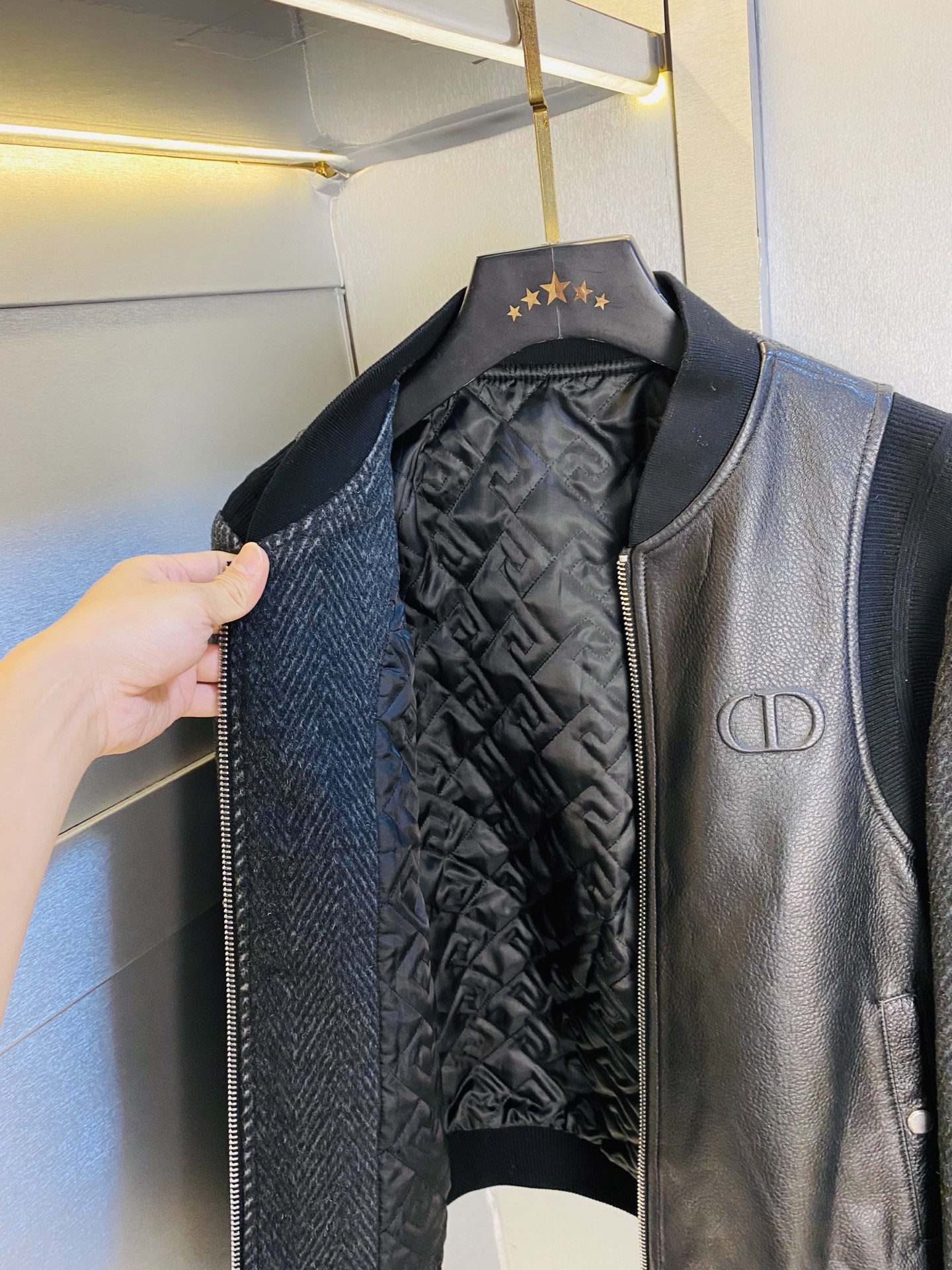 真皮皮衣！P450 官网原单货 可穿200斤🔥迪奥Dior 2025冬款！新款绵羊皮皮衣棉衣棉服外套 绵羊皮拼接羊毛！
⚠高版本⚠高品质 ⚠原版面料⚠网红明星同款

开模定制五金辅料  感非常舒服  超级百搭好看的一款外套
非市场普通版本 随意对比 品质绝对保证
颜色：图色
尺码：M-3XL（175/130斤穿M）