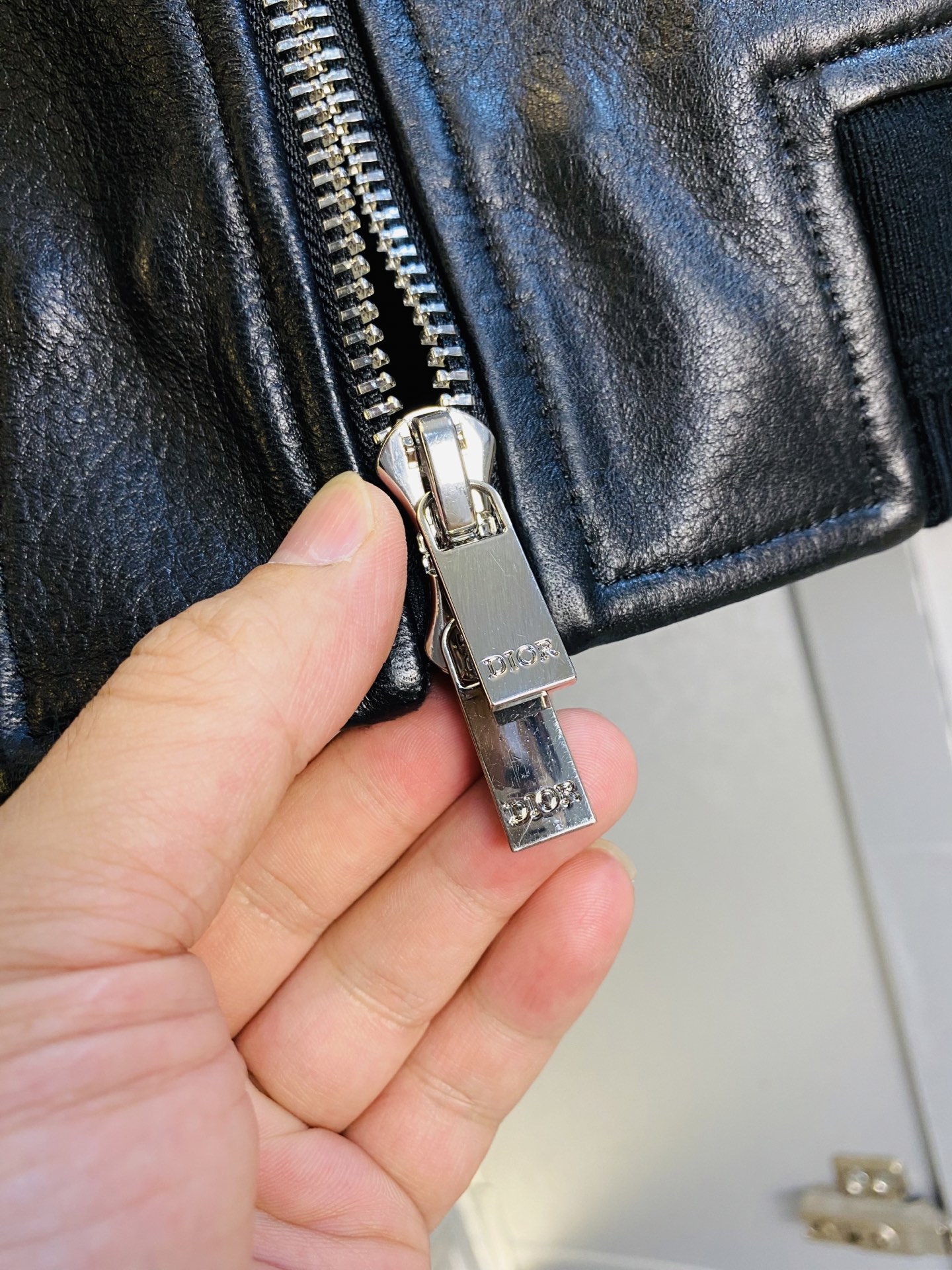 真皮皮衣！P450 官网原单货 可穿200斤🔥迪奥Dior 2025冬款！新款绵羊皮皮衣棉衣棉服外套 绵羊皮拼接羊毛！
⚠高版本⚠高品质 ⚠原版面料⚠网红明星同款

开模定制五金辅料  感非常舒服  超级百搭好看的一款外套
非市场普通版本 随意对比 品质绝对保证
颜色：图色
尺码：M-3XL（175/130斤穿M）