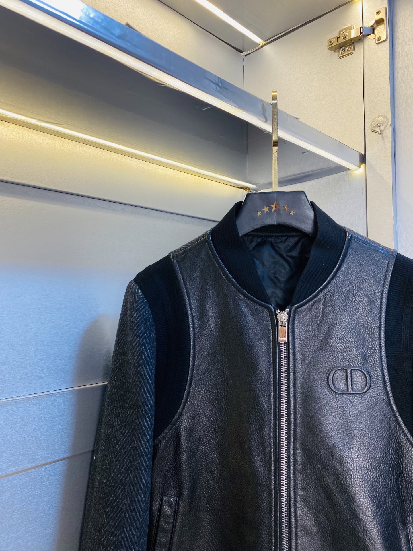 真皮皮衣！P450 官网原单货 可穿200斤🔥迪奥Dior 2025冬款！新款绵羊皮皮衣棉衣棉服外套 绵羊皮拼接羊毛！
⚠高版本⚠高品质 ⚠原版面料⚠网红明星同款

开模定制五金辅料  感非常舒服  超级百搭好看的一款外套
非市场普通版本 随意对比 品质绝对保证
颜色：图色
尺码：M-3XL（175/130斤穿M）