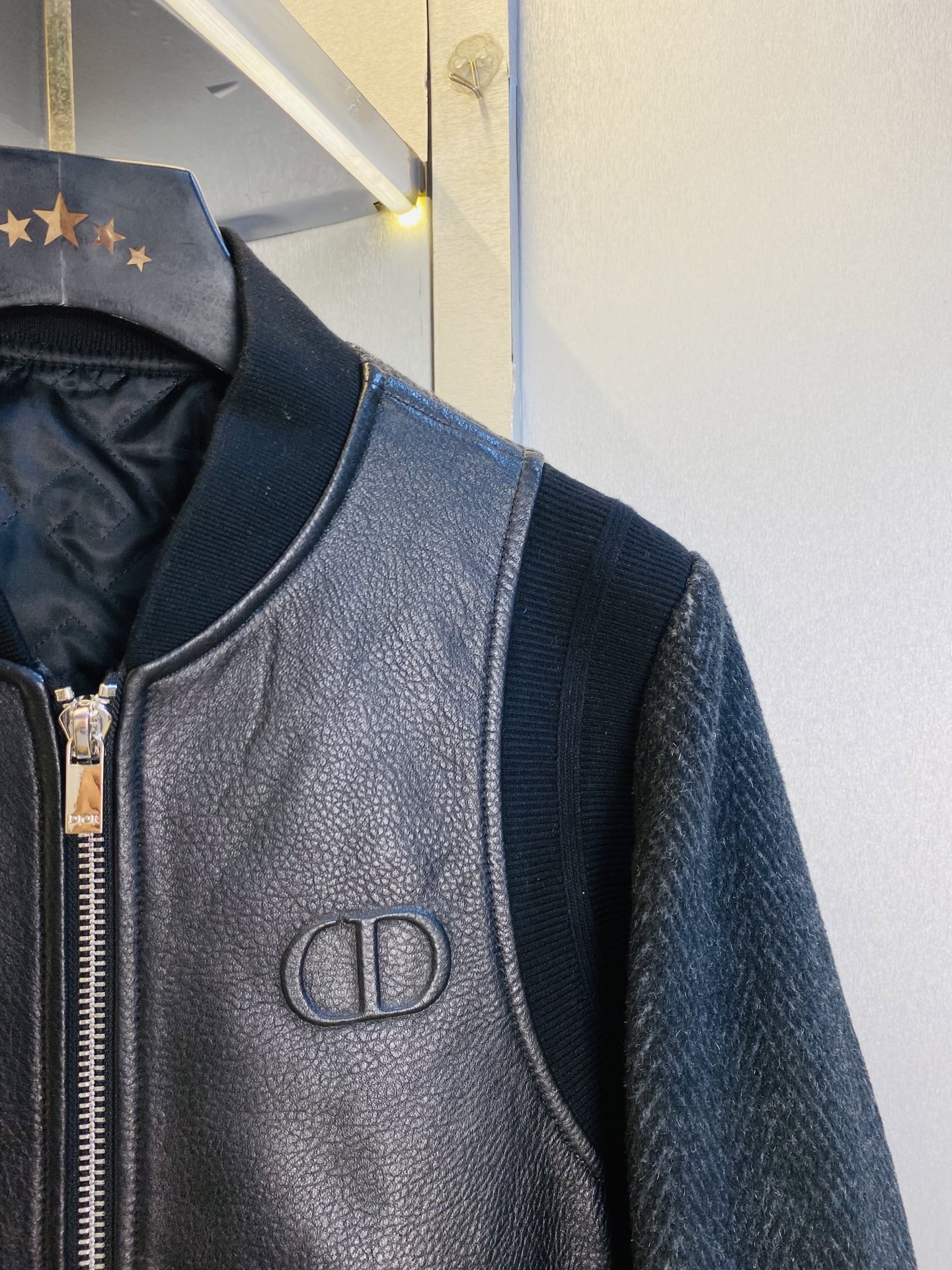 真皮皮衣！P450 官网原单货 可穿200斤🔥迪奥Dior 2025冬款！新款绵羊皮皮衣棉衣棉服外套 绵羊皮拼接羊毛！
⚠高版本⚠高品质 ⚠原版面料⚠网红明星同款

开模定制五金辅料  感非常舒服  超级百搭好看的一款外套
非市场普通版本 随意对比 品质绝对保证
颜色：图色
尺码：M-3XL（175/130斤穿M）