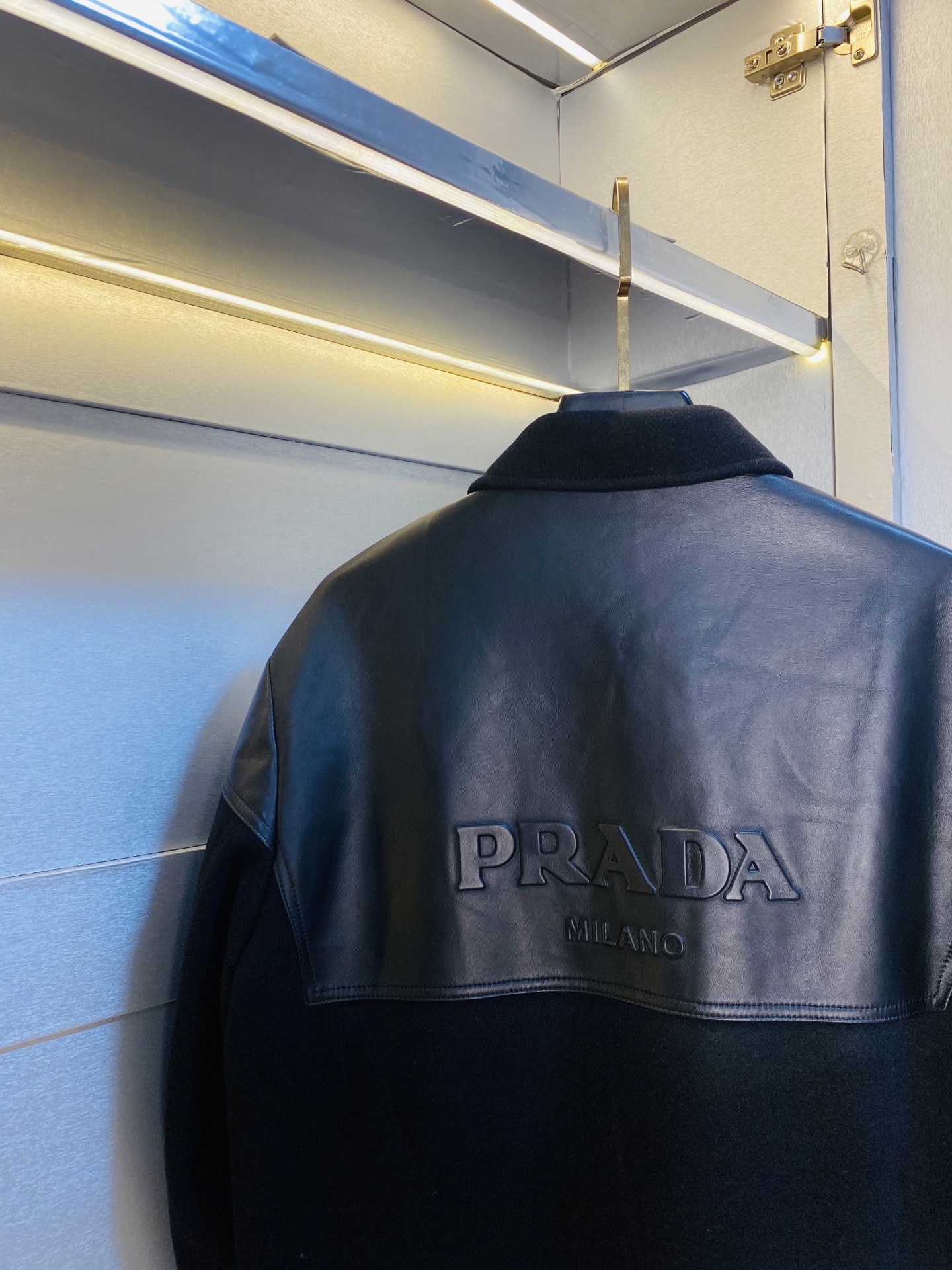 真皮皮衣！P610 官网原单货 可穿200斤🔥普拉达Prada 2025冬款！新款绵羊皮皮衣棉衣棉服外套 绵羊皮拼接羊毛！
⚠高版本⚠高品质 ⚠原版面料⚠网红明星同款

开模定制五金辅料  感非常舒服  超级百搭好看的一款外套
非市场普通版本 随意对比 品质绝对保证
颜色：图色
尺码：M-3XL（175/130斤穿M）