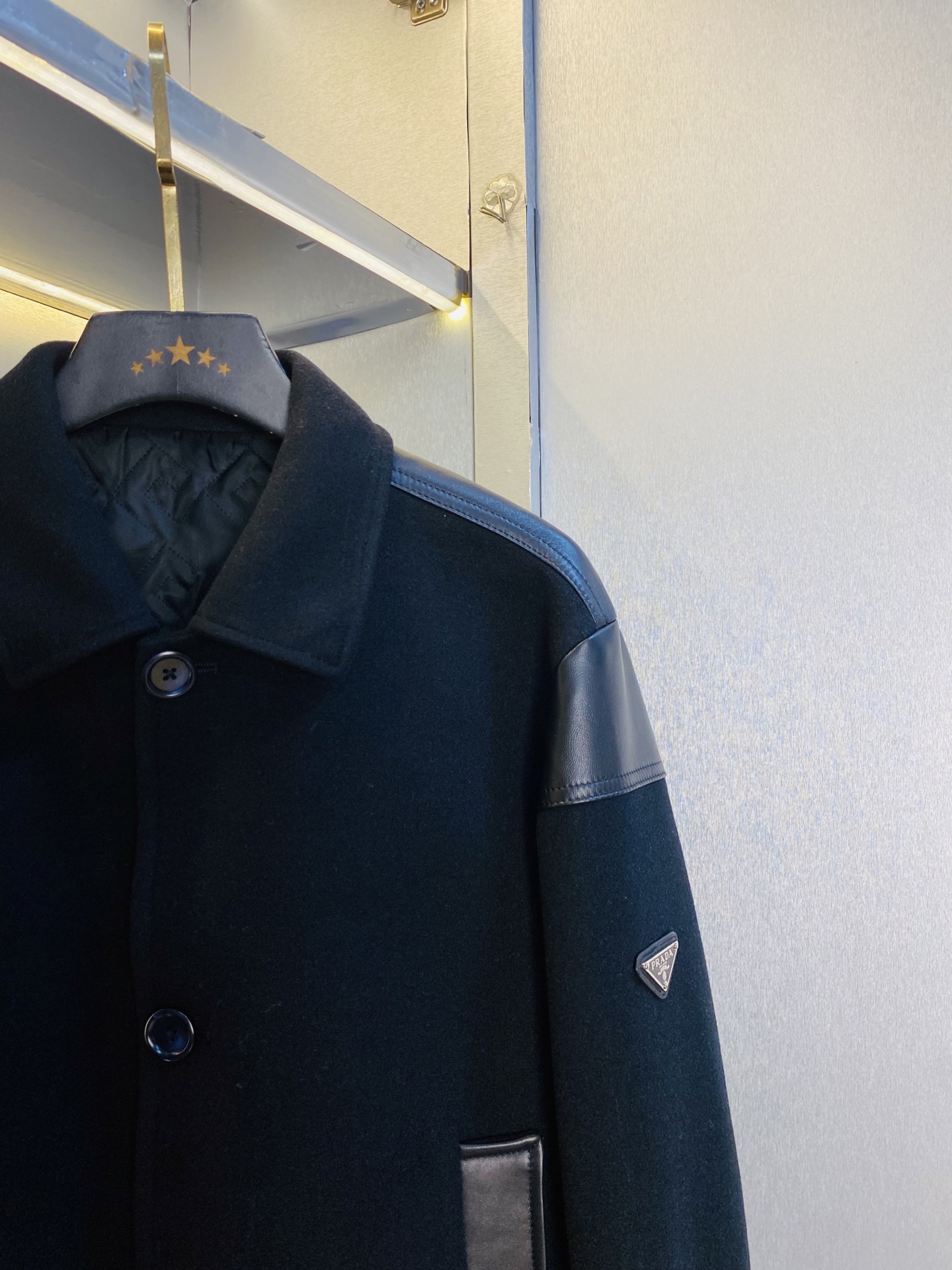 真皮皮衣！P610 官网原单货 可穿200斤🔥普拉达Prada 2025冬款！新款绵羊皮皮衣棉衣棉服外套 绵羊皮拼接羊毛！
⚠高版本⚠高品质 ⚠原版面料⚠网红明星同款

开模定制五金辅料  感非常舒服  超级百搭好看的一款外套
非市场普通版本 随意对比 品质绝对保证
颜色：图色
尺码：M-3XL（175/130斤穿M）