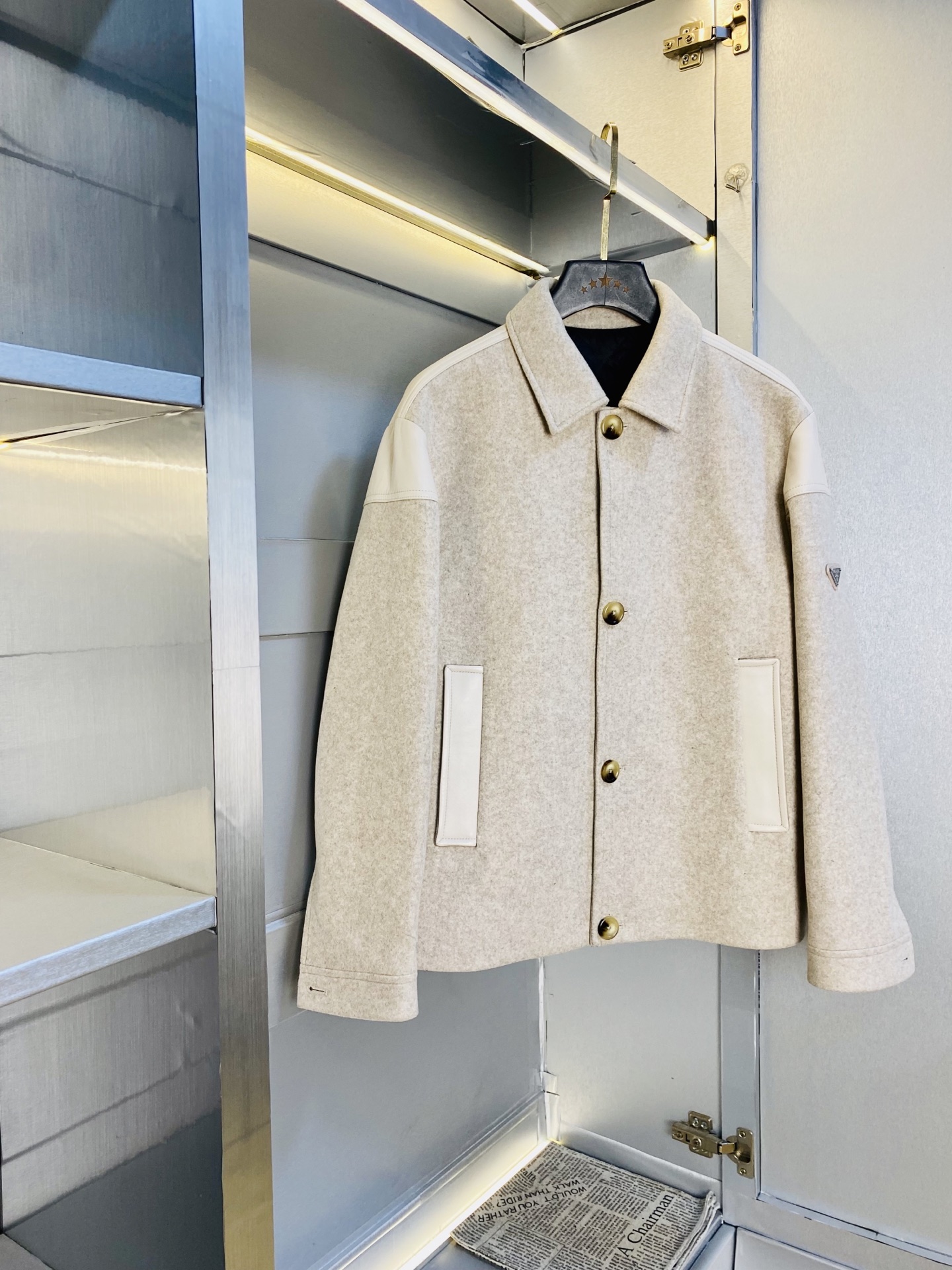 NO:596663,Genuine leather jacket!  Original item from the official website. Can wear 200 pounds of Prada winter style!  New sheepskin leather jacket, cotton jacket, sheepskin stitched with wool!  High version and high quality. The original fabrics are the same as those of Internet celebrity stars. Customized hardware and accessories. Very comfortable. A super versatile and good-looking jacket. Not an ordinary version in the market. Compare at will. Quality is absolutely guaranteed. Color pictures. Sizes M-3XL (175/130 pounds wear M), prada, prada, jackets & coats, leather jacket, sheepskin, alexander wang19860909真皮皮衣！ 官网原单货 可穿200斤普拉达Prada 冬款！新款绵羊皮皮衣棉衣棉服外套 绵羊皮拼接羊毛！ 高版本高品质 原版面料网红明星同款 开模定制五金辅料 感非常舒服 超级百搭好看的一款外套 非市场普通版本 随意对比 品质绝对保证 颜色图色 尺码M-3XL（175/130斤穿M）,,prada,prada,jackets & coats,leather jacket,sheepskin,alexander wang,Men's clothing