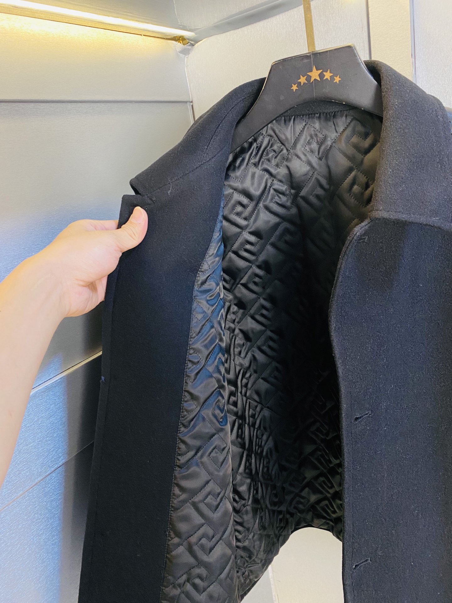 真皮皮衣！P610 官网原单货 可穿200斤🔥普拉达Prada 2025冬款！新款绵羊皮皮衣棉衣棉服外套 绵羊皮拼接羊毛！
⚠高版本⚠高品质 ⚠原版面料⚠网红明星同款

开模定制五金辅料  感非常舒服  超级百搭好看的一款外套
非市场普通版本 随意对比 品质绝对保证
颜色：图色
尺码：M-3XL（175/130斤穿M）